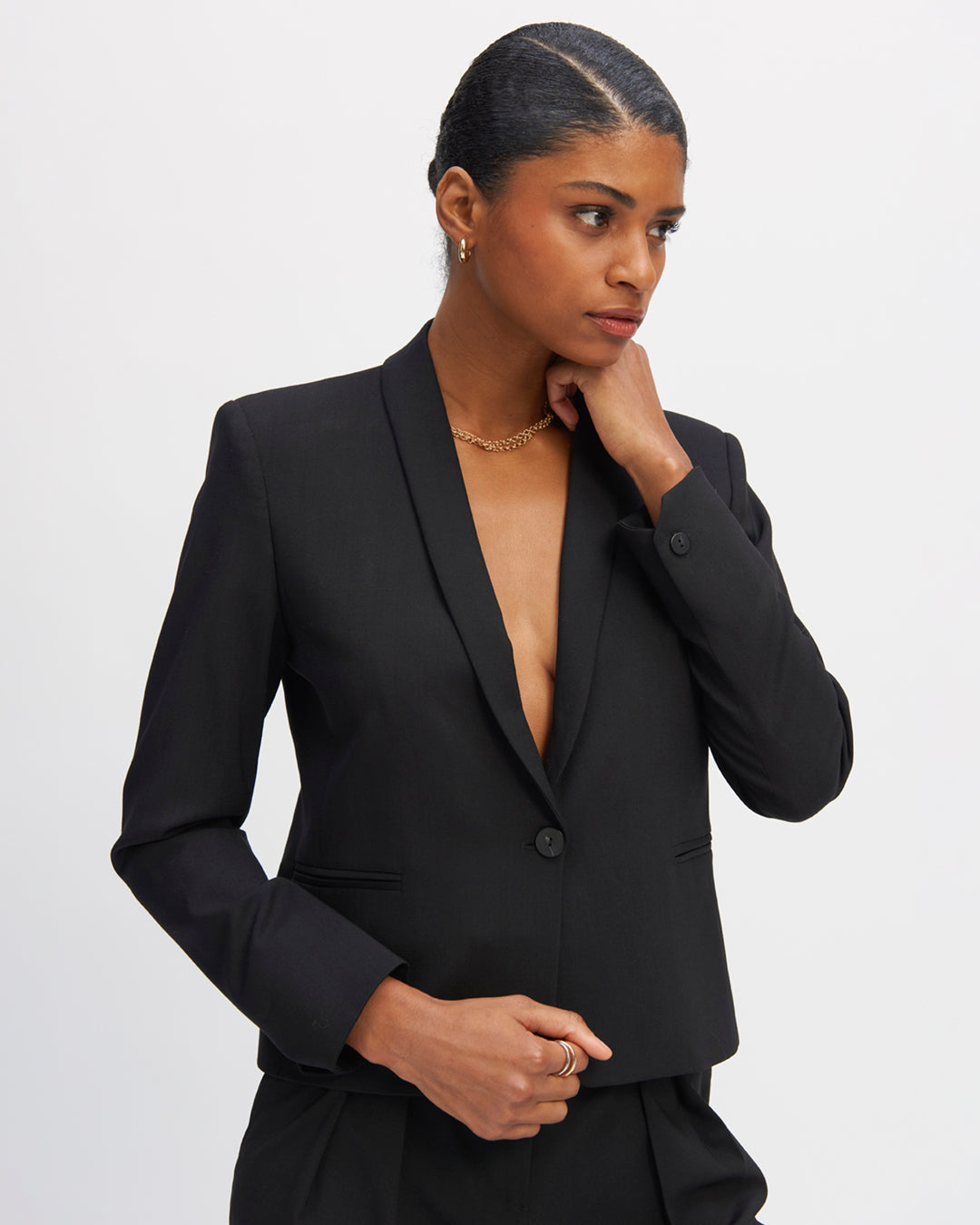 17H10-tailleurs-pour-femme-paris-Veste-de-tailleur-noire-Coupe-spencer-Col-châle-Veste-courte-Deux-poches-passepoilées-Une-doublure-beige-lumineuse-Deux-grandes-poches-intérieures
