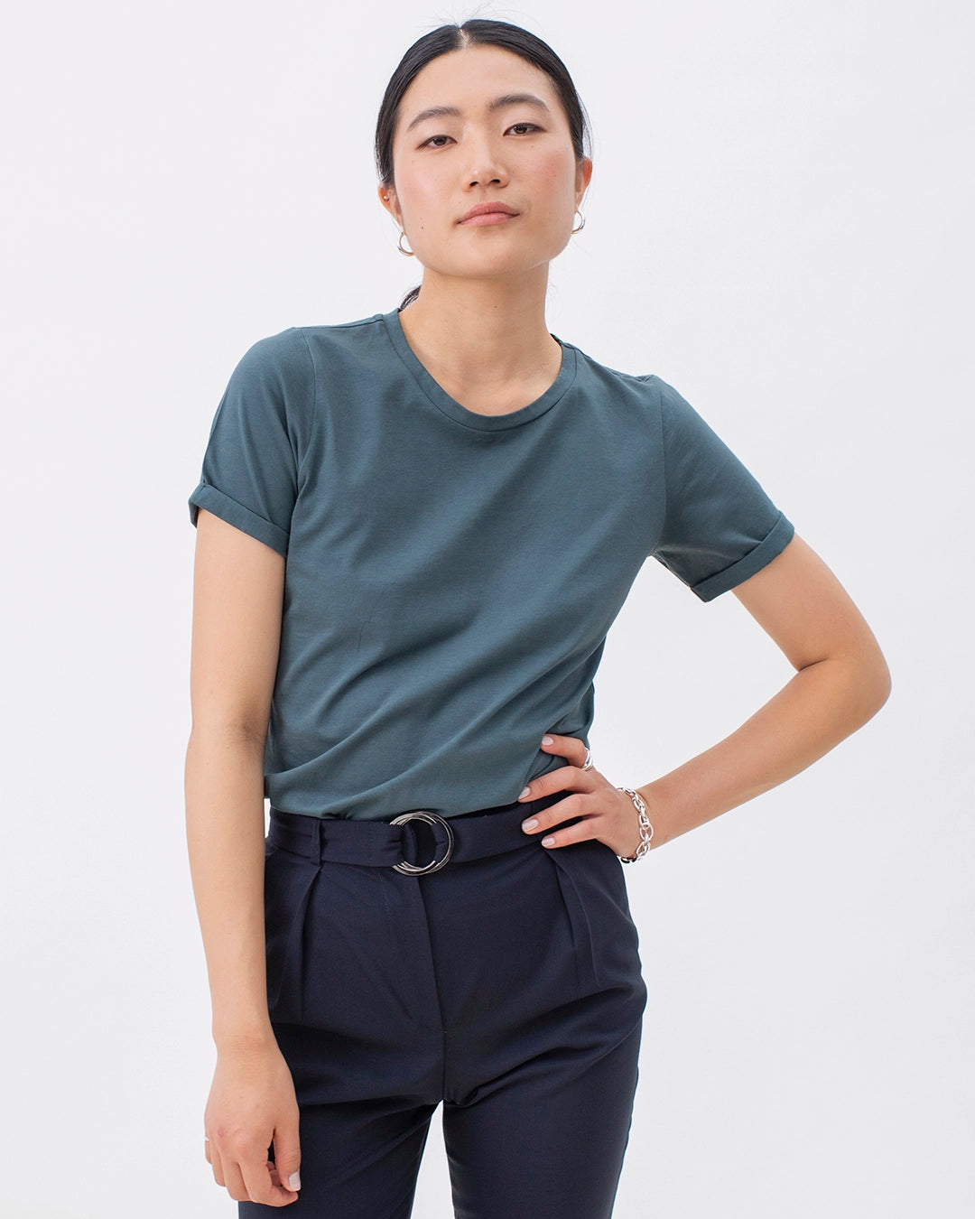 17h10_tshirt_tailleurfemme_vert_cedre_cotonbiologique_gots_colore_confortable_matierenaturelle_ethique_decontracte_tailleur