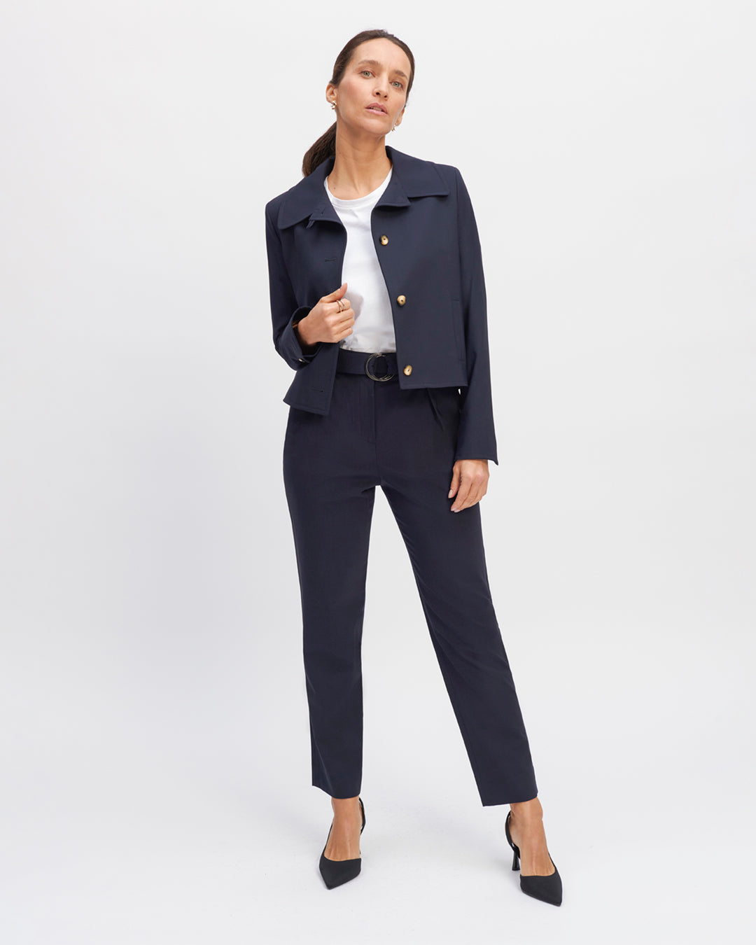 "Pantalon-tailleur-bleu-marine-7-8ème-taille-haute-Plis-sous-la-ceinture-Deux-poches-à-l’italienne-Ceinture-assortie-ton-sur-ton-Fermeture-zip-agrafe-devant-17H10-tailleurs-pour-femme-paris-"