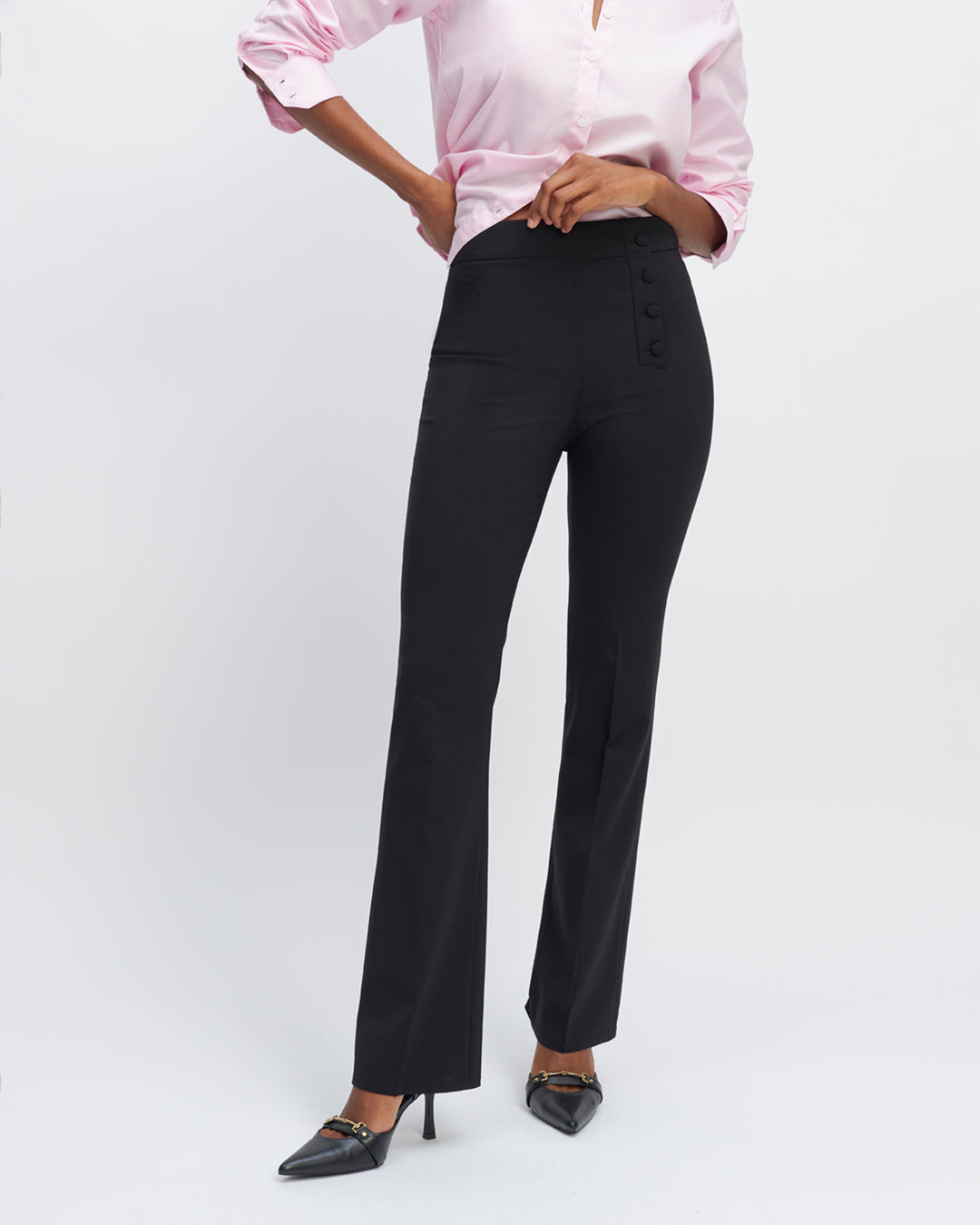 Pantalon-tailleur-noir-Taille-haute-Coupe-flair-évasée-aux-chevilles-Décoration-boutons-recouverts-asymétrique-Fermeture-zip-côté-17H10-tailleurs-pour-femme-paris-