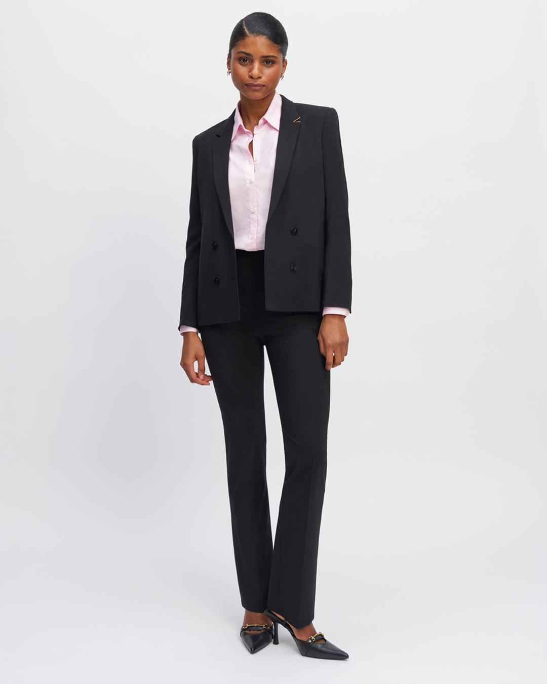Pantalon-tailleur-noir-Taille-haute-Coupe-flair-évasée-aux-chevilles-Décoration-boutons-recouverts-asymétrique-Fermeture-zip-côté-17H10-tailleurs-pour-femme-paris-