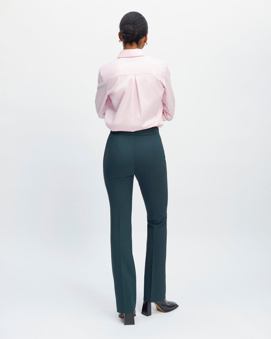 Pantalon-tailleur-vert-Taille-haute-Coupe-flair-évasée-aux-chevilles-Décoration-boutons-recouverts-asymétrique-Fermeture-zip-côté-17H10-tailleurs-pour-femme-paris-