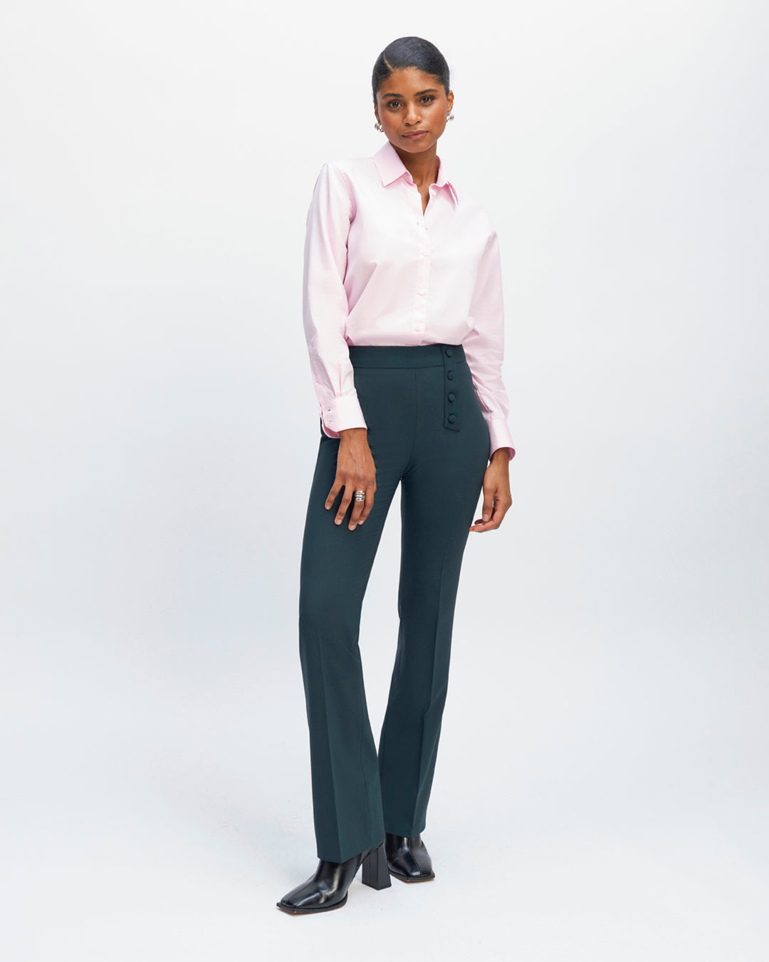 Pantalon-tailleur-vert-Taille-haute-Coupe-flair-évasée-aux-chevilles-Décoration-boutons-recouverts-asymétrique-Fermeture-zip-côté-17H10-tailleurs-pour-femme-paris-