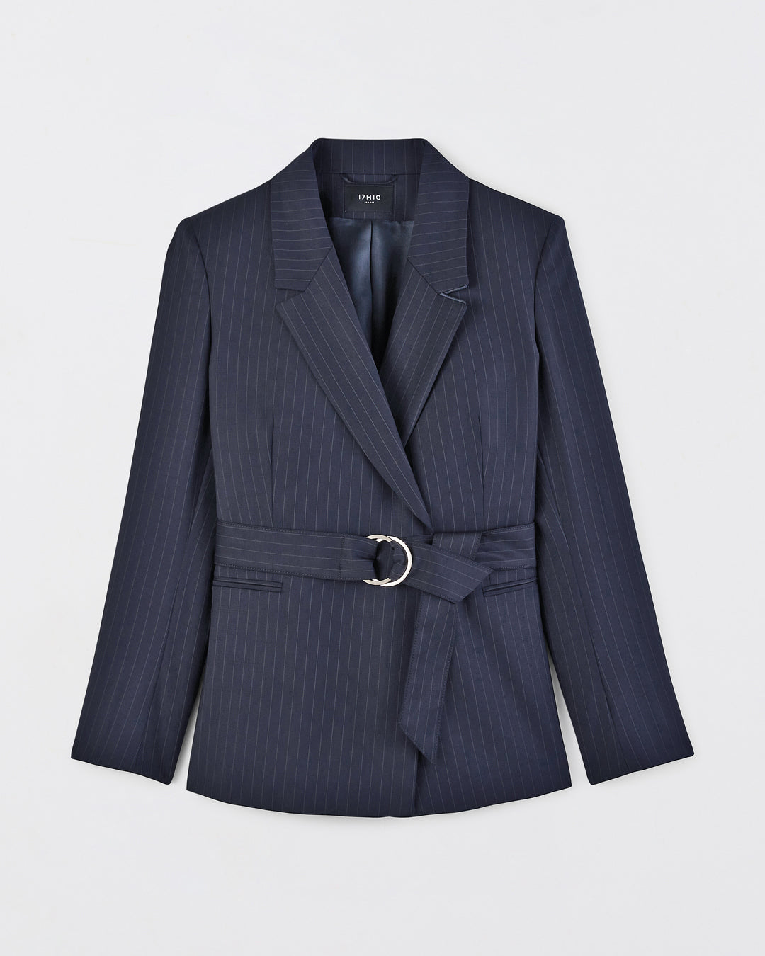 look-femme-chic-veste-croisee-bleu-marine-rayures-tennis-jean-flare-brut