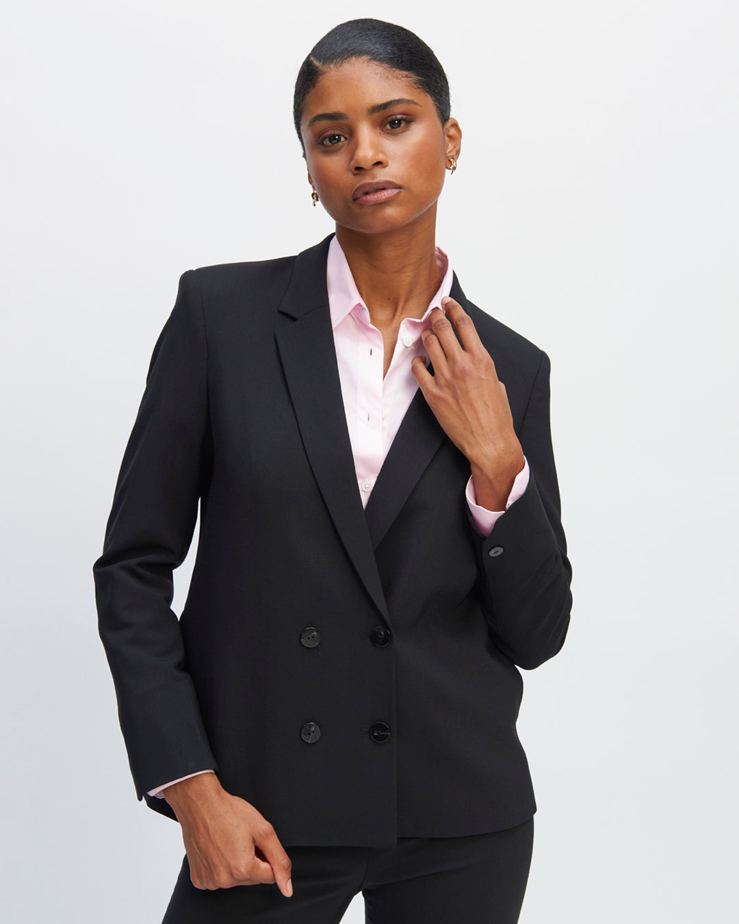 Veste-croisée-noire-Longueur-mi-fesses-Coupe-droite-Col-tailleur-Encoche-17H10-sur-le-col-17H10-tailleurs-pour-femme-paris-