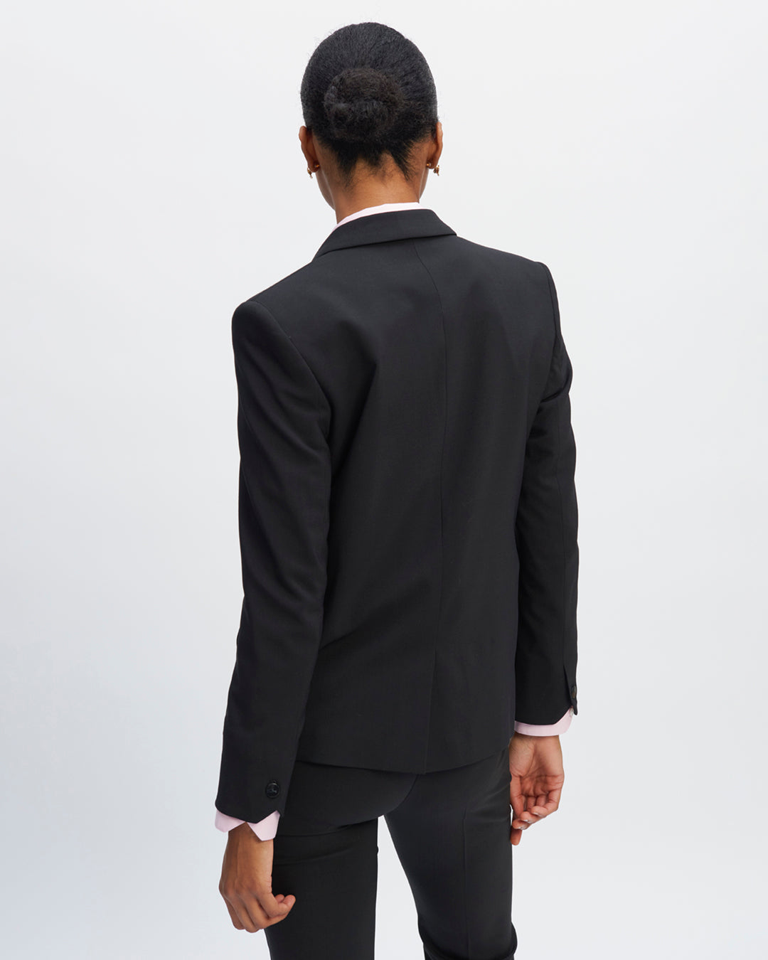 Veste-croisée-noire-Longueur-mi-fesses-Coupe-droite-Col-tailleur-Encoche-17H10-sur-le-col-17H10-tailleurs-pour-femme-paris-