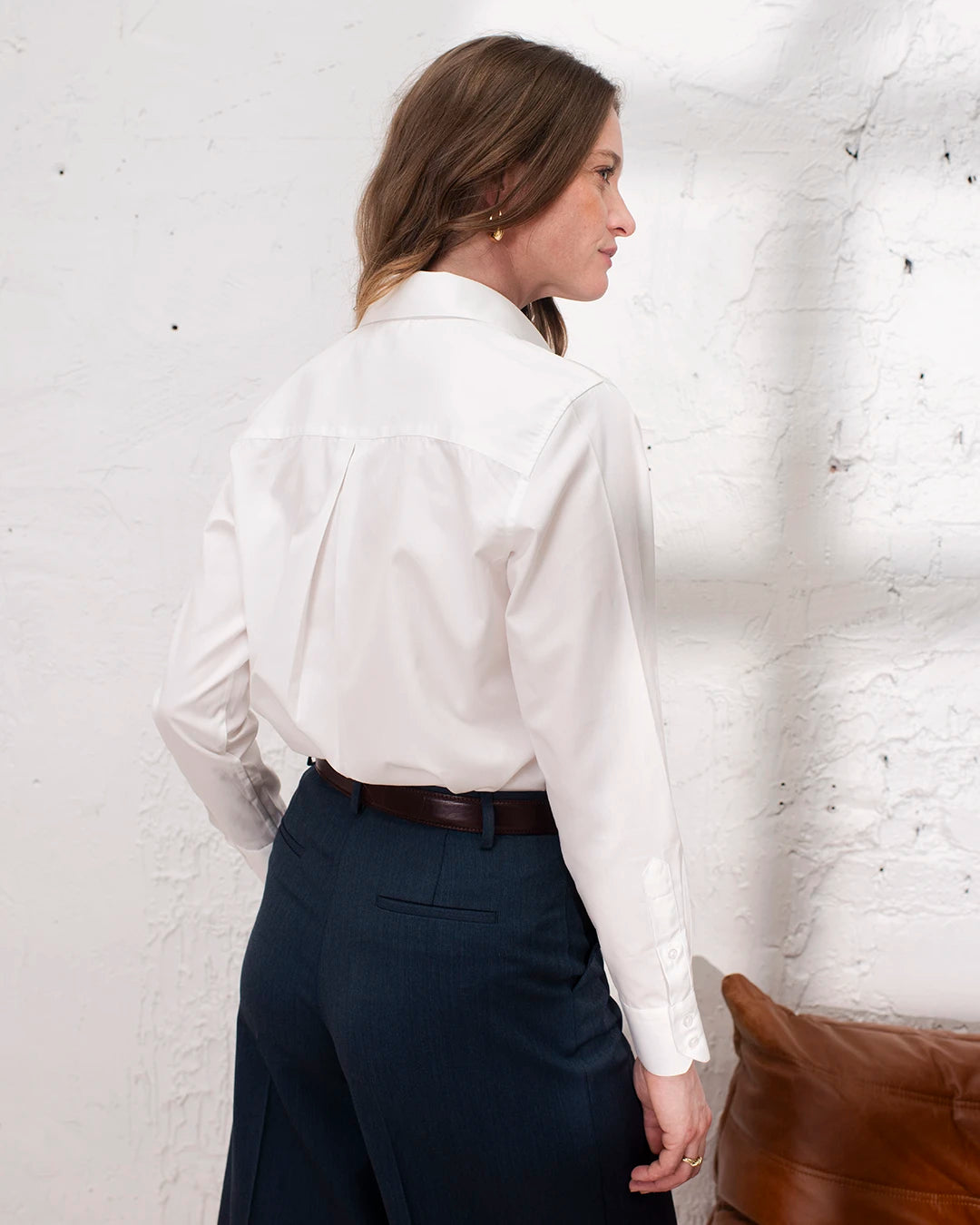 Tenue de travail élégante avec chemise blanche droite femme et style tailoring.