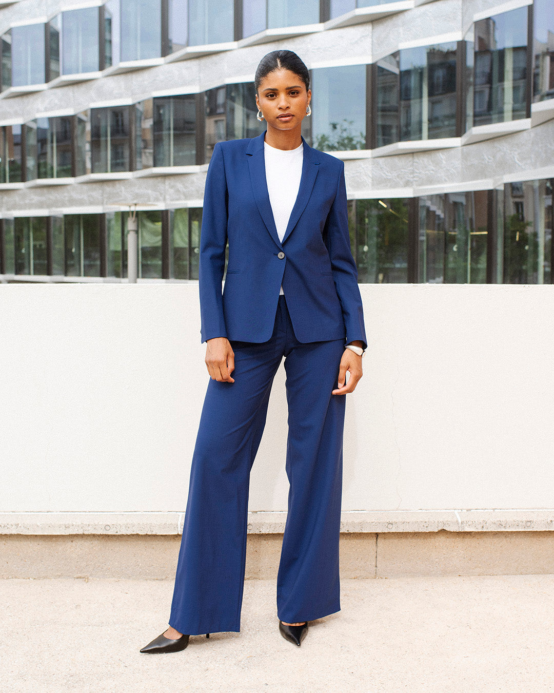 ensemble-tailleur-bleu-electrique-femme-chic-veste-ceinturee-pantalon-large