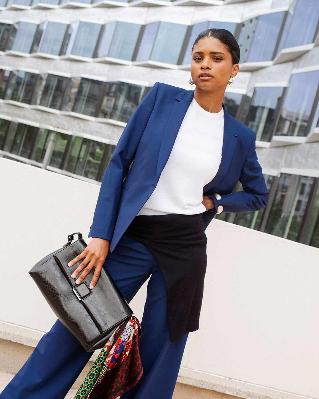 ensemble-tailleur-bleu-electrique-femme-chic-veste-ceinturee-pantalon-large