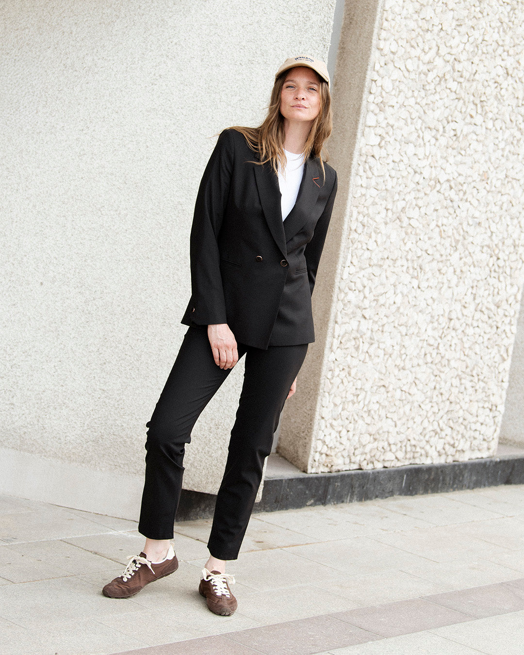 ensemble-tailleur-femme-noir-chic-pantalon-droit-veste-croisee-travail