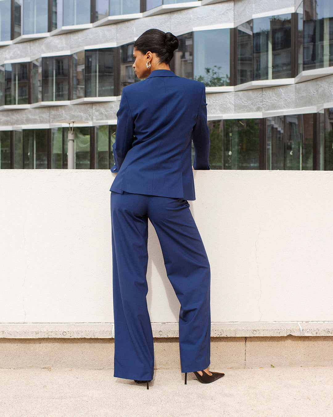 ensemble-tailleur-bleu-electrique-femme-chic-veste-ceinturee-pantalon-large