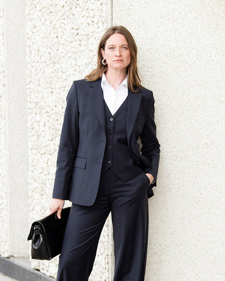 ensemble-costume-trois-pieces-femme-elegant-rayures-tennis-bleu-look-professionnel
