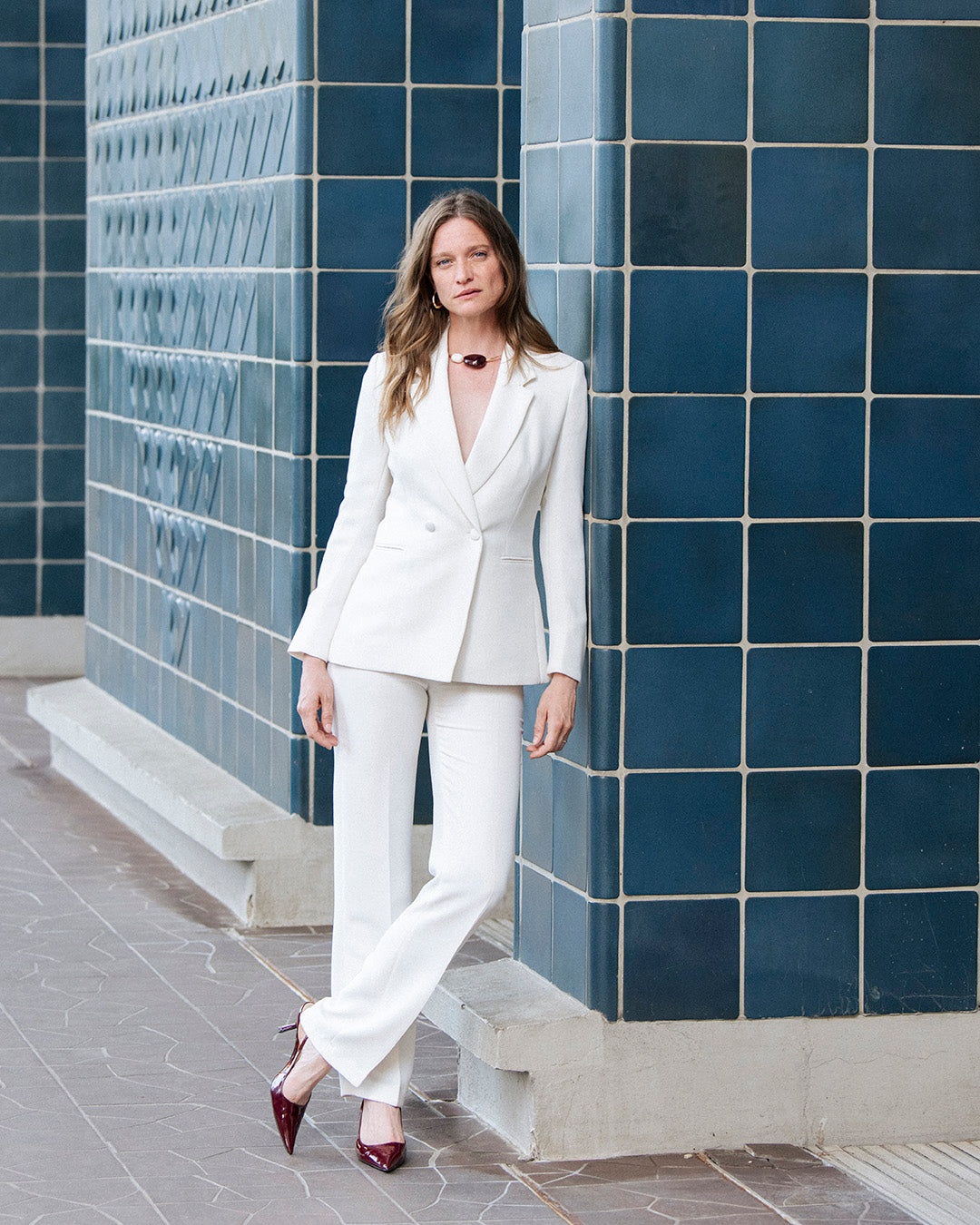 tailleur-femme-blanc-chic-veste-croisee-ceinturee-pantalon-droit
