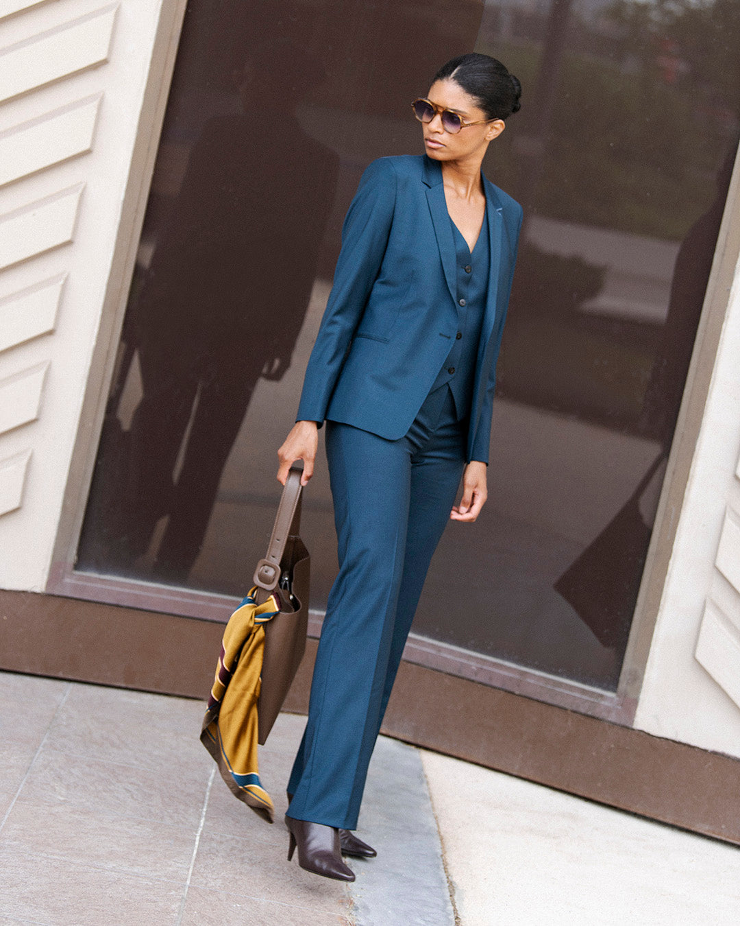 ensemble-tailleur-bleu-canard-femme-chic-veste-blazer-cintree-pantalon-droit