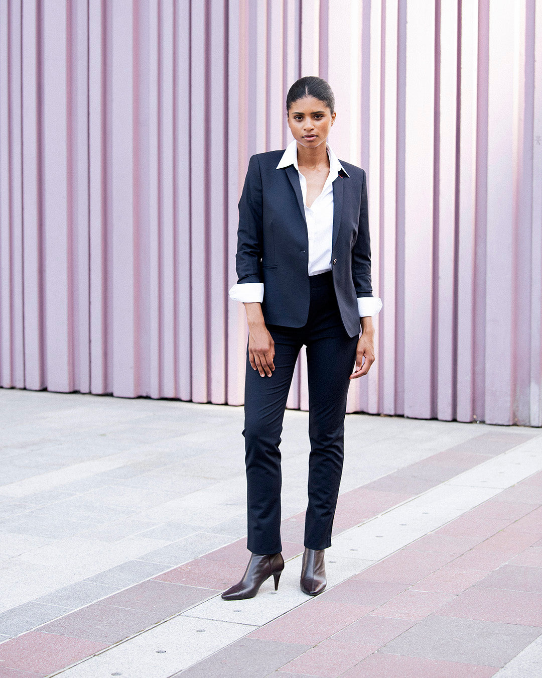 tailleur-femme-bleu-marine-pantalon-cigarette-veste-cintree-tenue-bureau