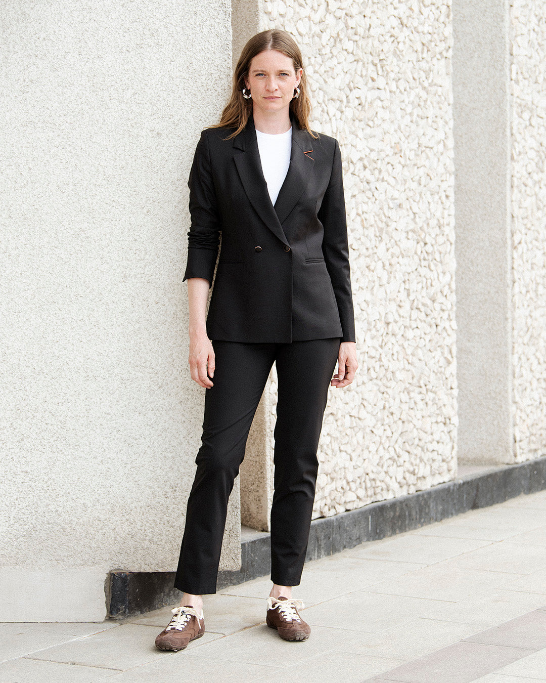 ensemble-tailleur-femme-noir-chic-pantalon-droit-veste-croisee-travail