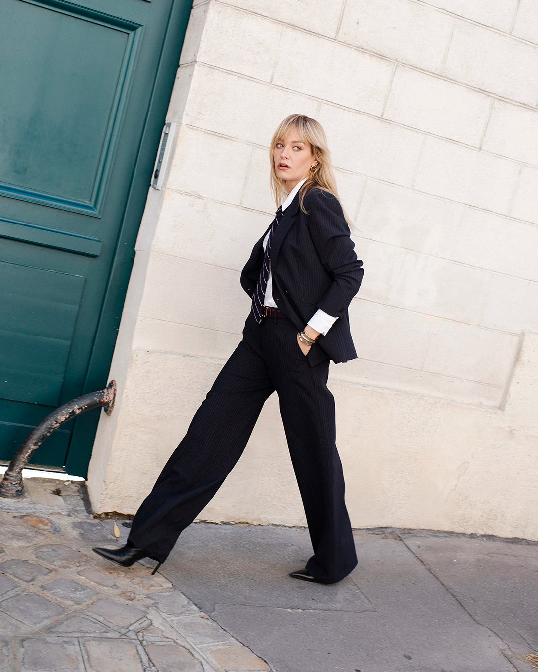 ensemble-tailleur-femme-rayures-noir-blanc-veste-croisee-cintree-pantalon-large-chemise-blanche-tenue-bureau-CHIC