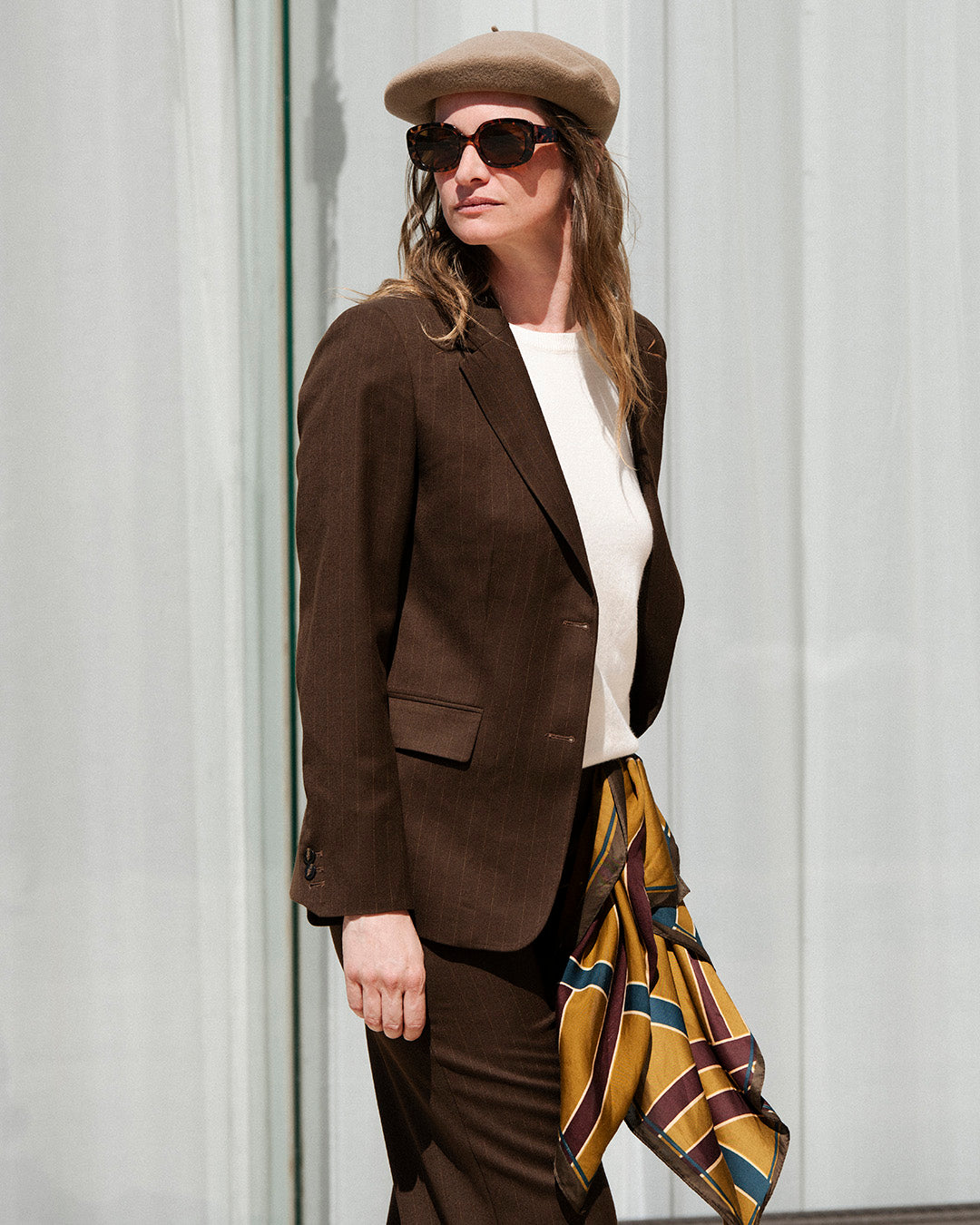 tailleur-marron-raye-femme-elegante-veste-blazer-pantalon-large