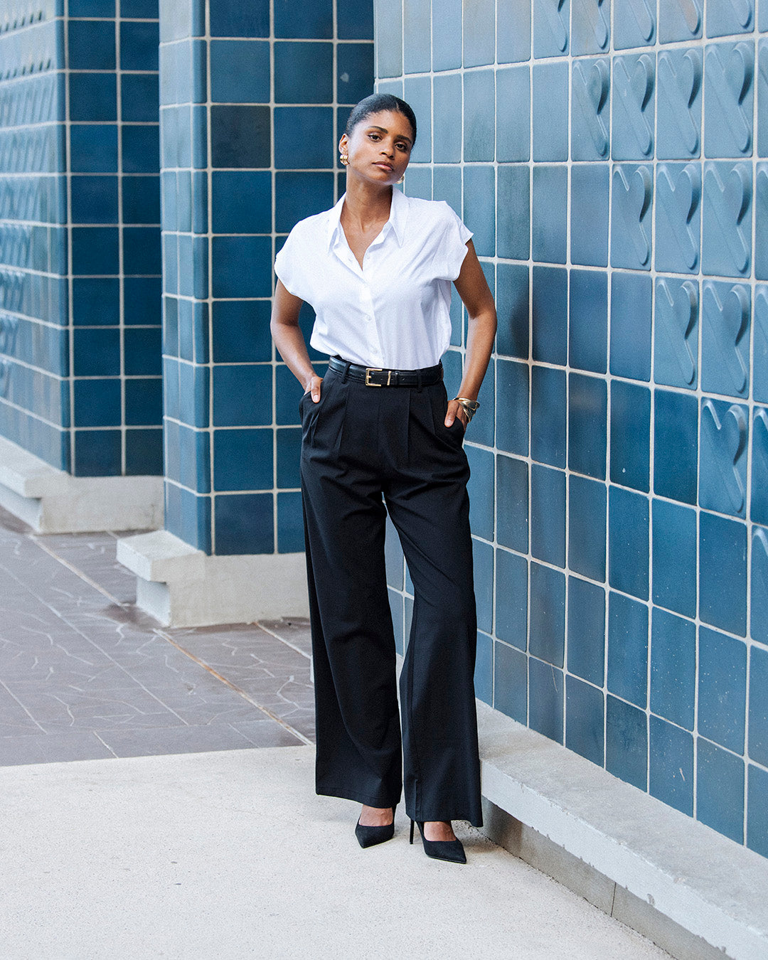 tenue-professionnelle-femme-pantalon-large-noir-chemise-blanche
