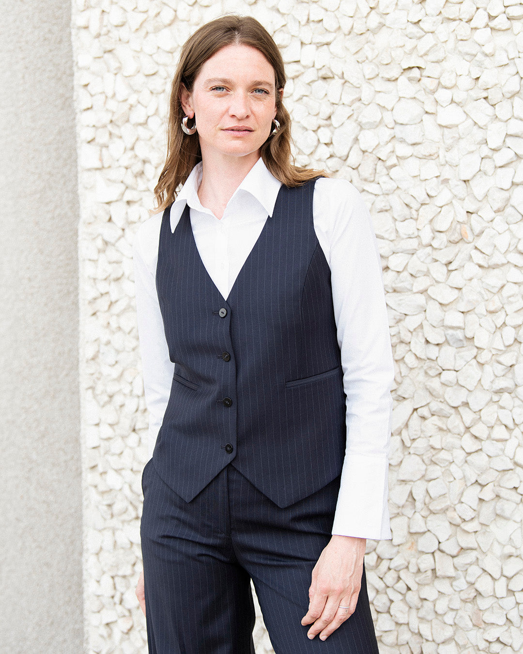 ensemble-costume-trois-pieces-femme-elegant-rayures-tennis-bleu-look-professionnel