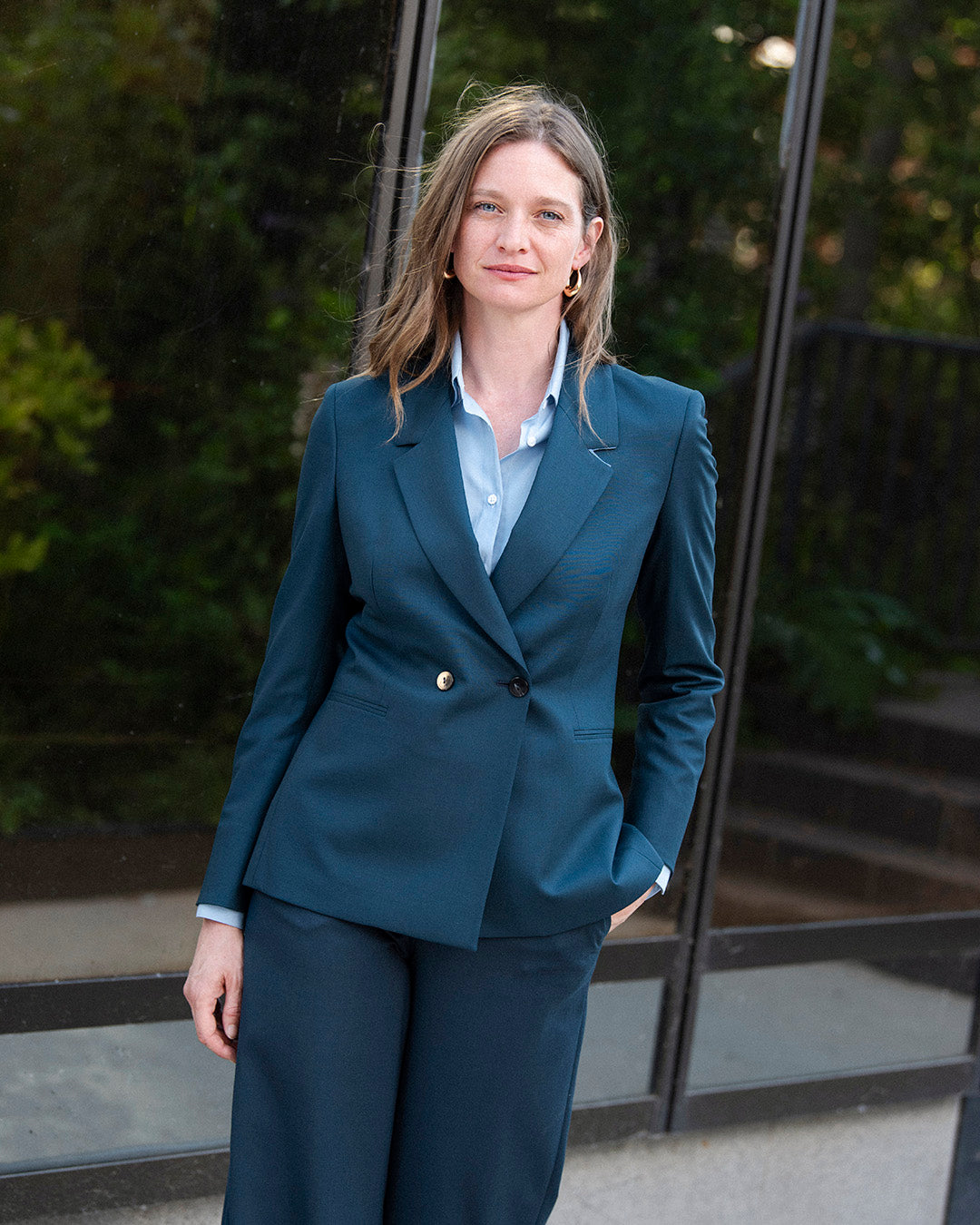 ensemble-tailleur-bleu-canard-femme-chic-veste-ceinturee-pantalon-large-chemise-bleue
