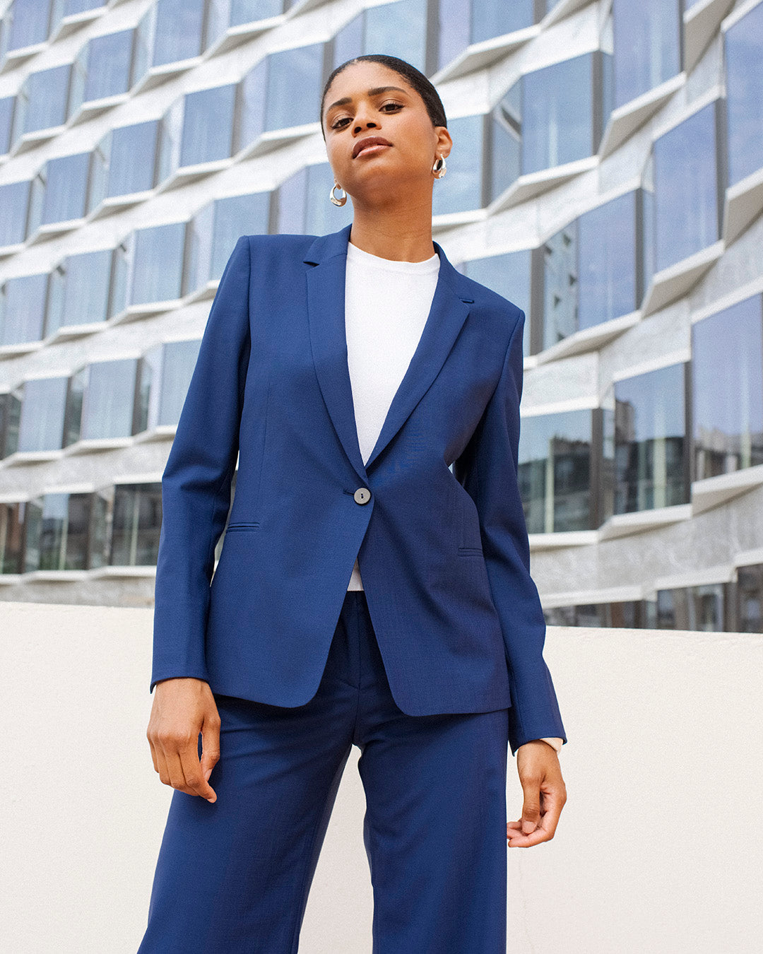 ensemble-tailleur-bleu-electrique-femme-chic-veste-ceinturee-pantalon-large