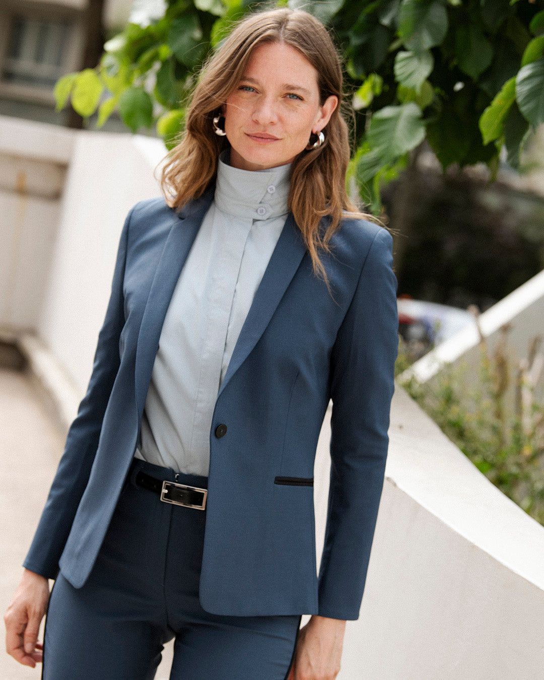 ensemble-tailleur-femme-bleu-gris-chic-pantalon-cigarette-veste-cintree-travail