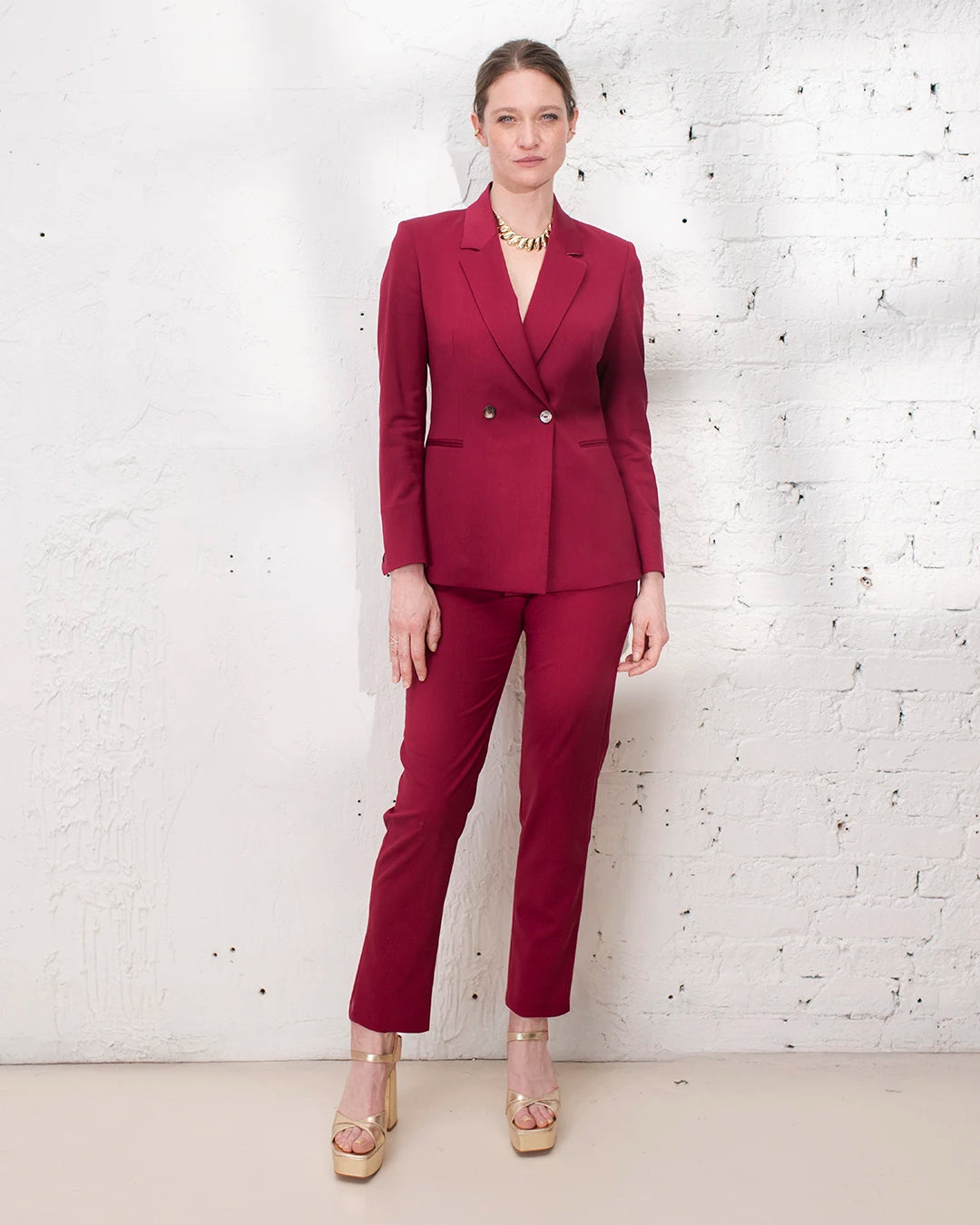 Ensemble costume femme rose foncé avec veste croisée cintrée et pantalon cigarette