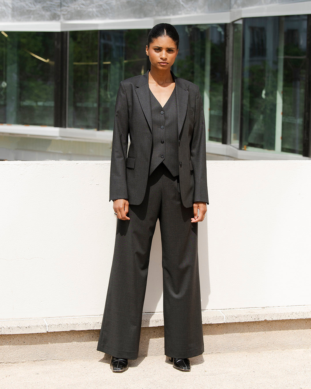 ensemble-costume-femme-gris-elegant-blazer-pantalon-large-look-professionnel-9