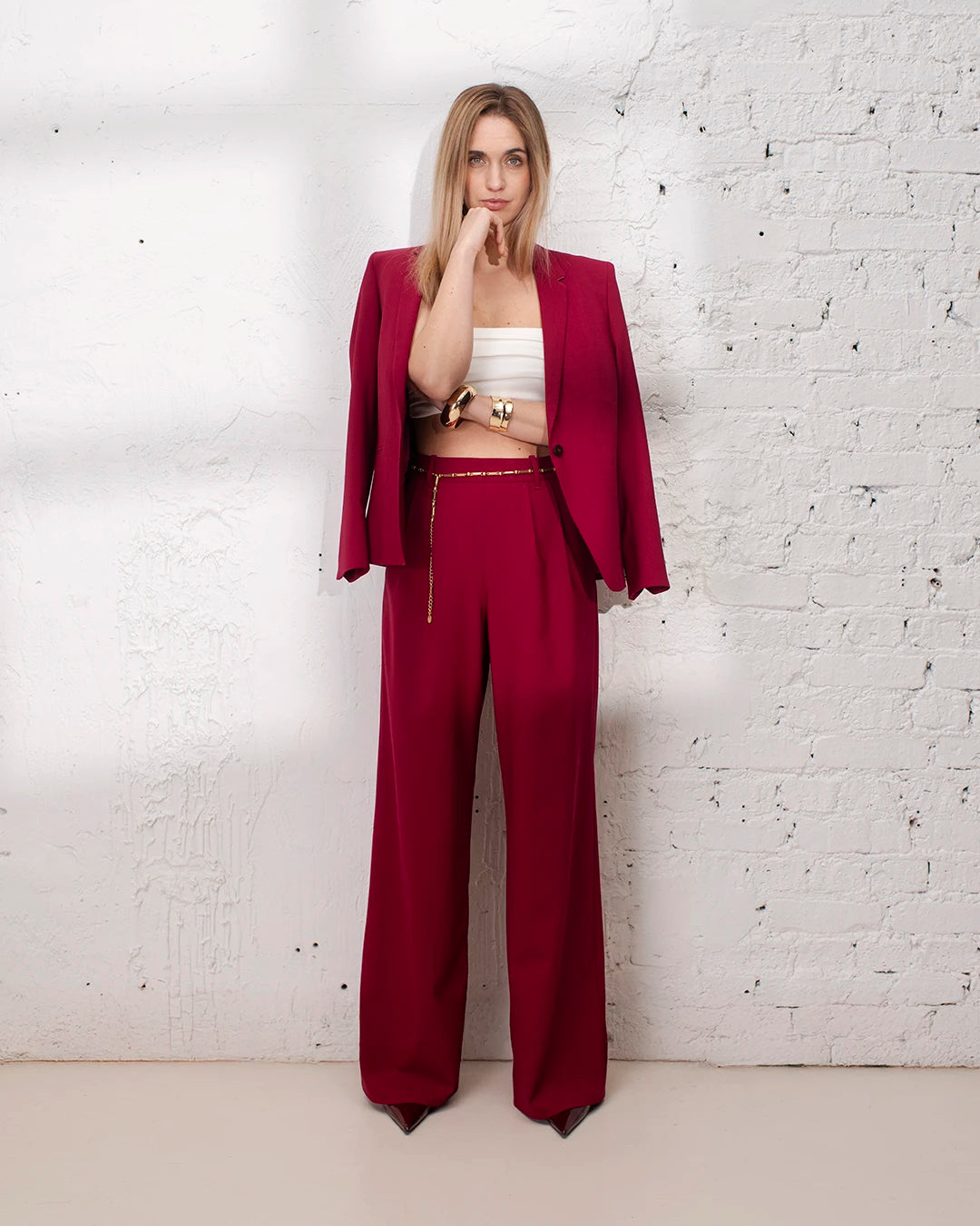 Tailleur cérémonie femme rose foncé avec veste cintrée et pantalon large flatteur