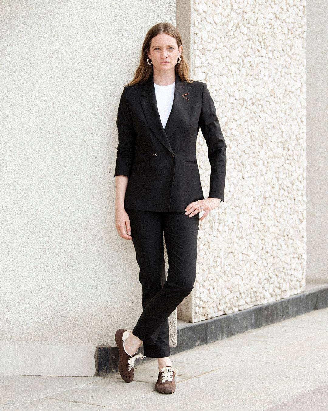 ensemble-tailleur-femme-noir-chic-pantalon-droit-veste-croisee-travail
