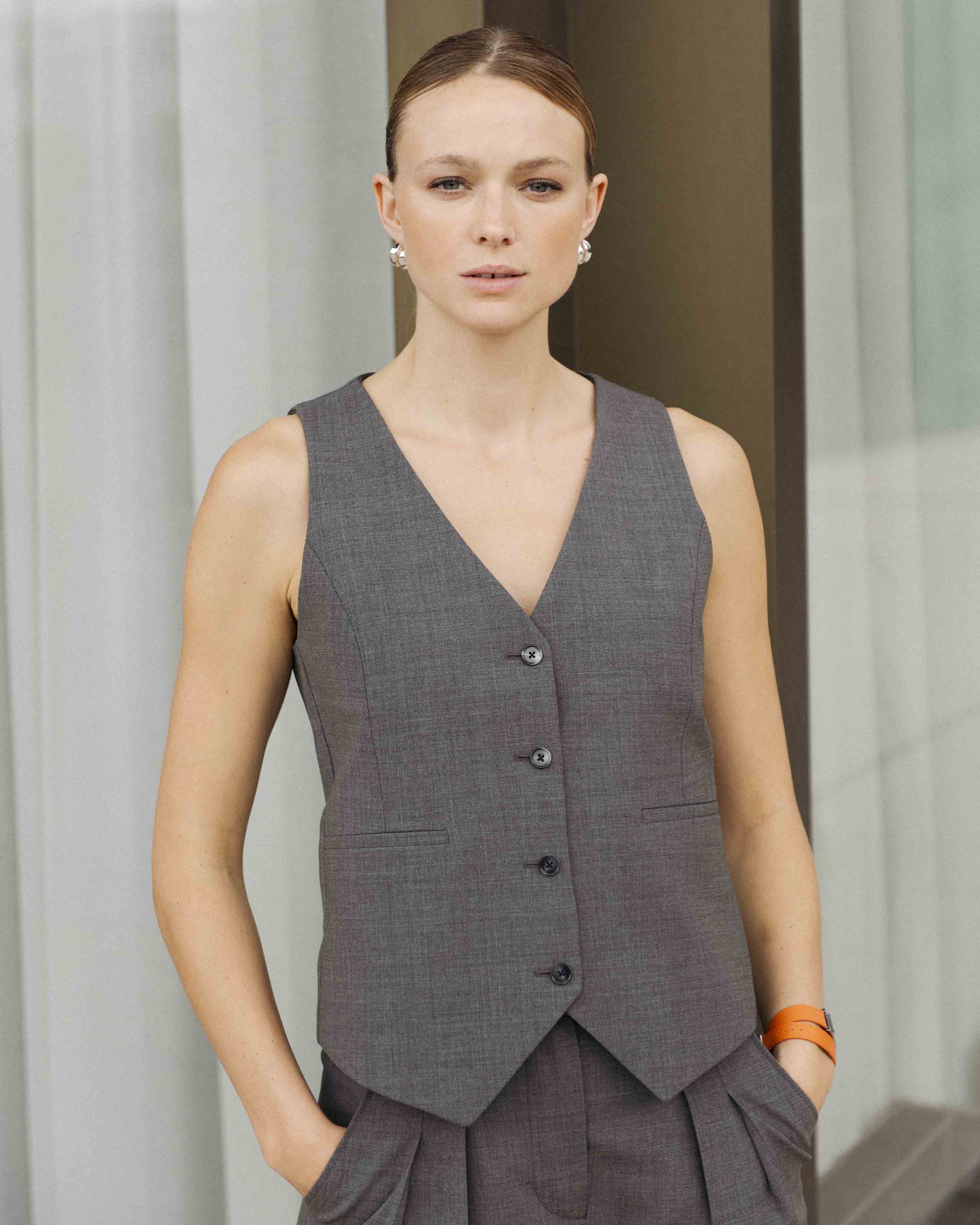 tailleur-pour-femme-gris-ensemble-de-costume-gilet-sans-manche-trois-pièce-pantalon-large-17H10-1.jpg