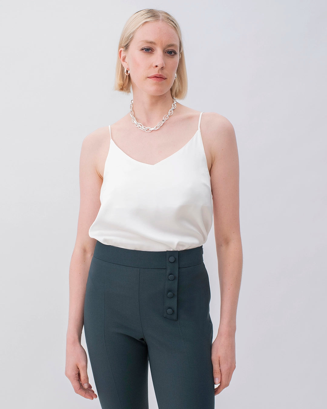 top-à-bretelle-blanc-leger-intemporel-chic-élégant-classique-made-in-europe-marque-française-17H10-Paris-