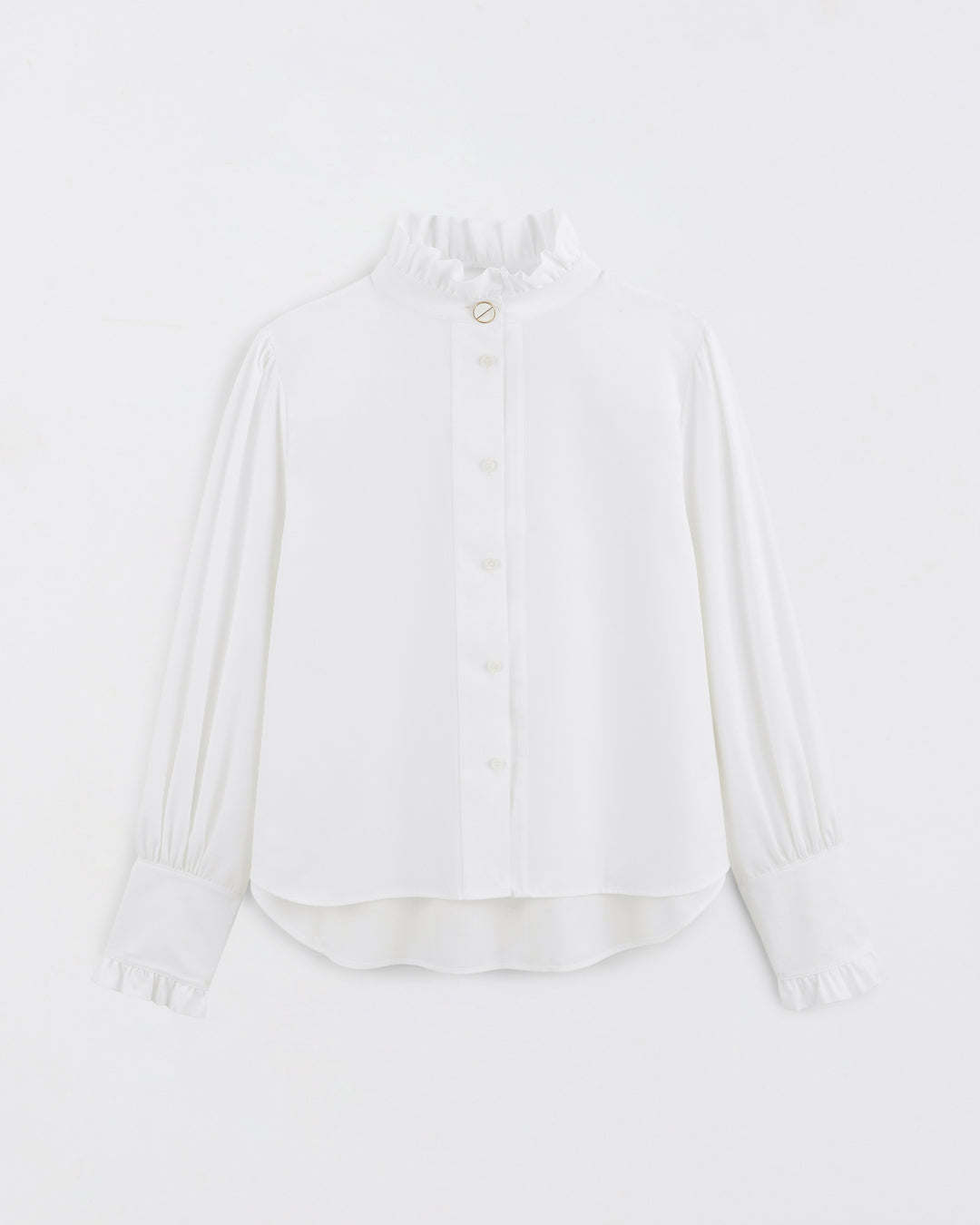 tenue-professionnelle-femme-chic-jean-brut-flare-et-chemise-blanche-col-montant-1