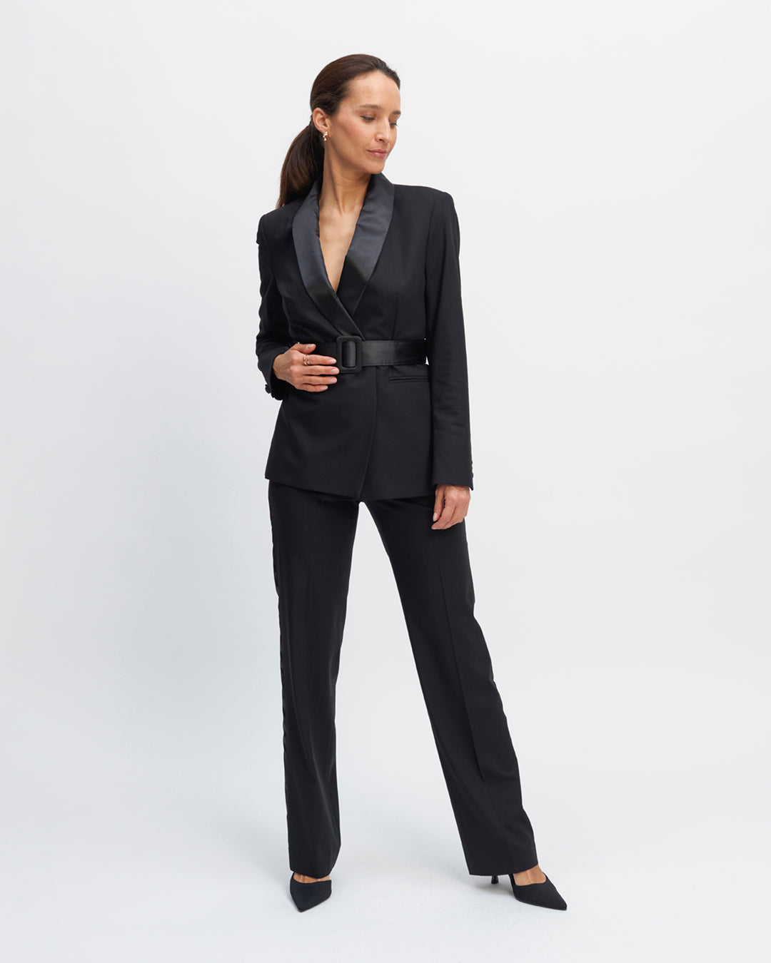 Pantalon-de-smoking-Coupe-droite-Taille-haute-Plis-avant-pour-une-tenue-droite-Ceinture-en-satin-Lisere-cote-en-satin-17H10-tailleurs-pour-femme-paris-