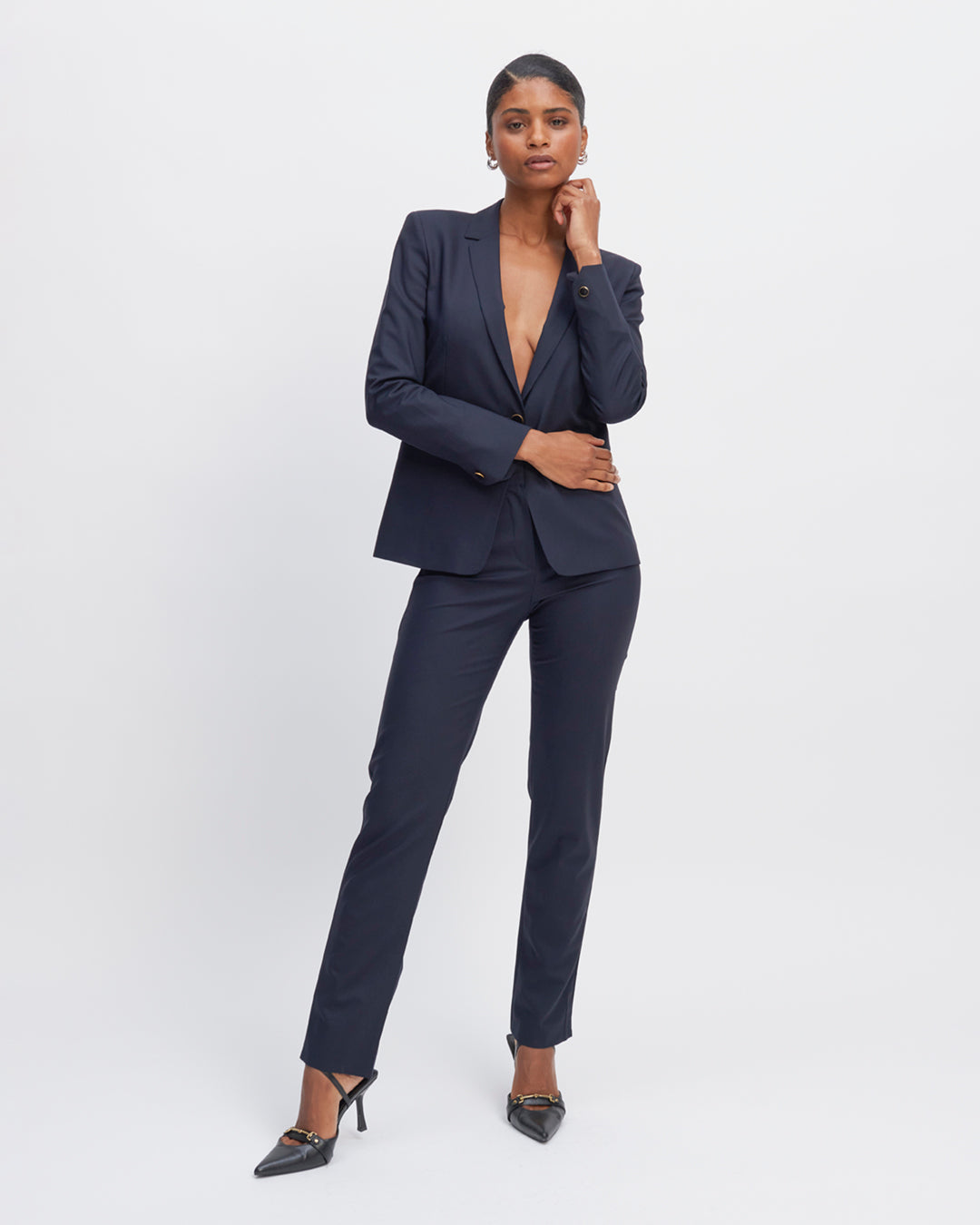tailleur-femme-bleu-marine-pantalon-cigarette-veste-cintree-tenue-bureau