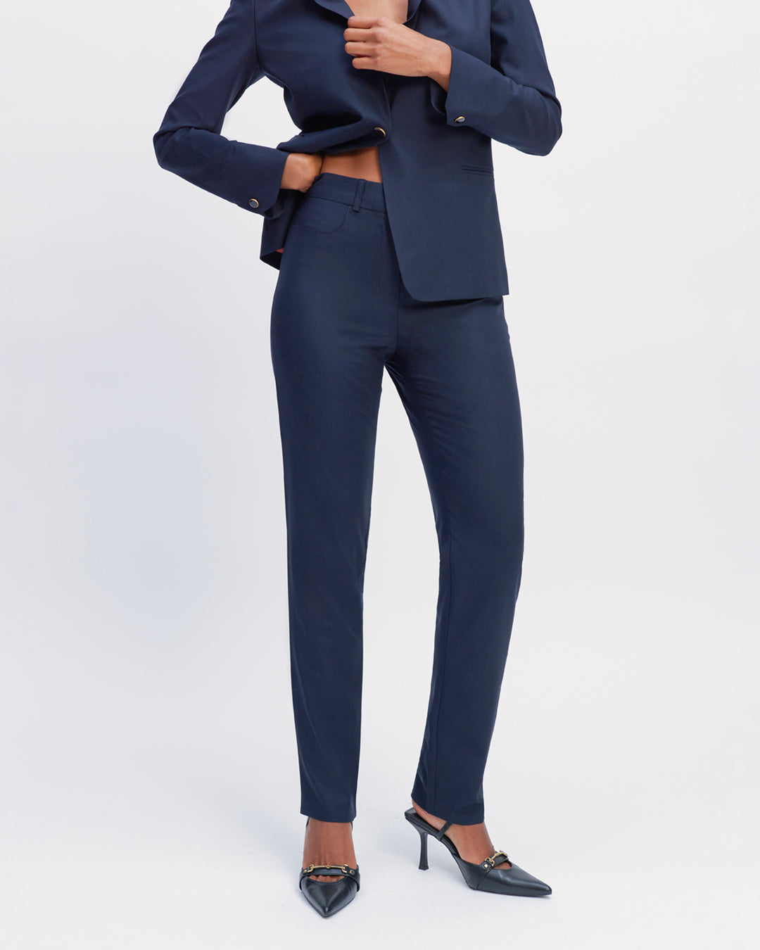 tailleur-femme-bleu-marine-pantalon-cigarette-veste-cintree-tenue-bureau