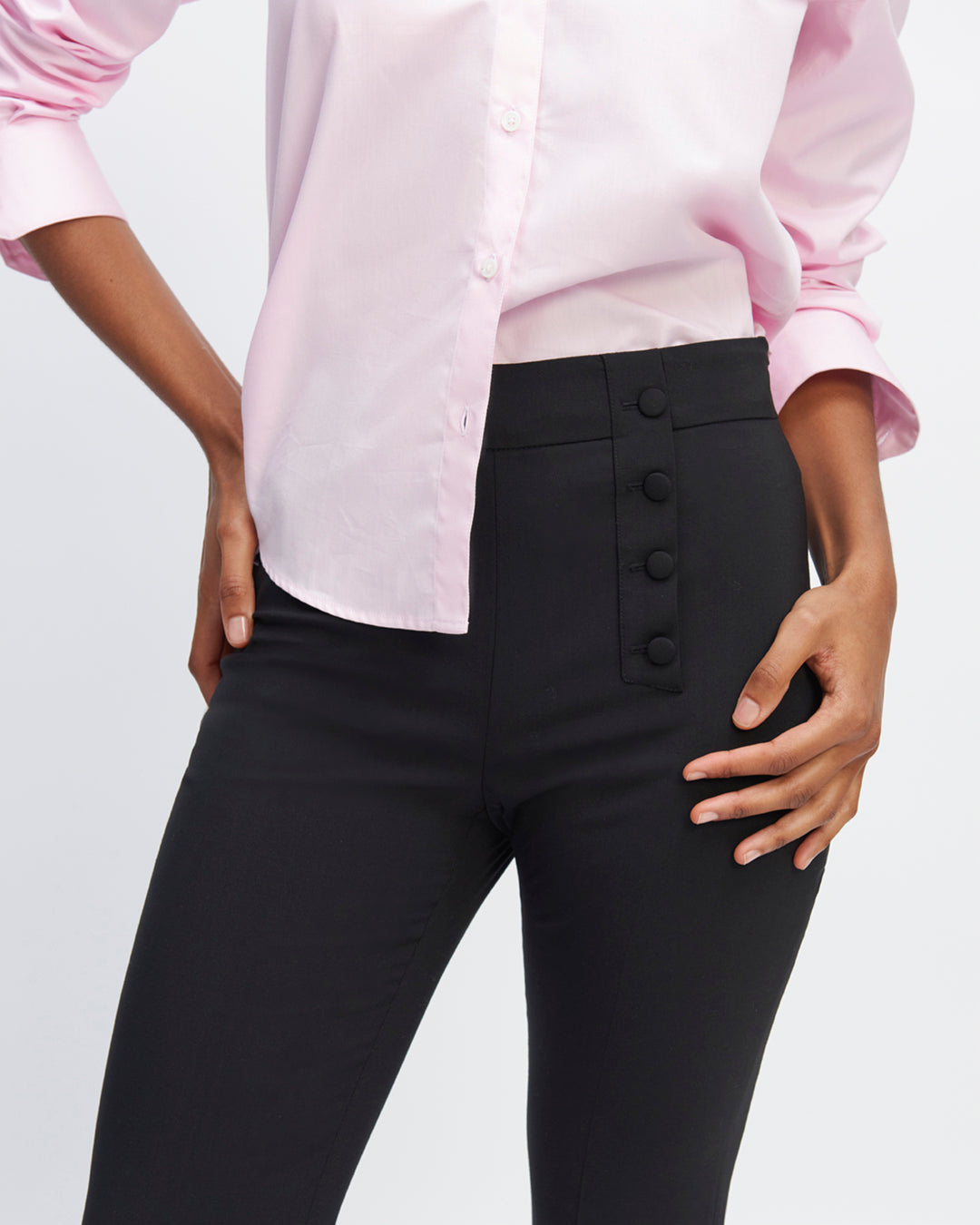 Pantalon-tailleur-noir-Taille-haute-Coupe-flair-évasée-aux-chevilles-Décoration-boutons-recouverts-asymétrique-Fermeture-zip-côté-17H10-tailleurs-pour-femme-paris-