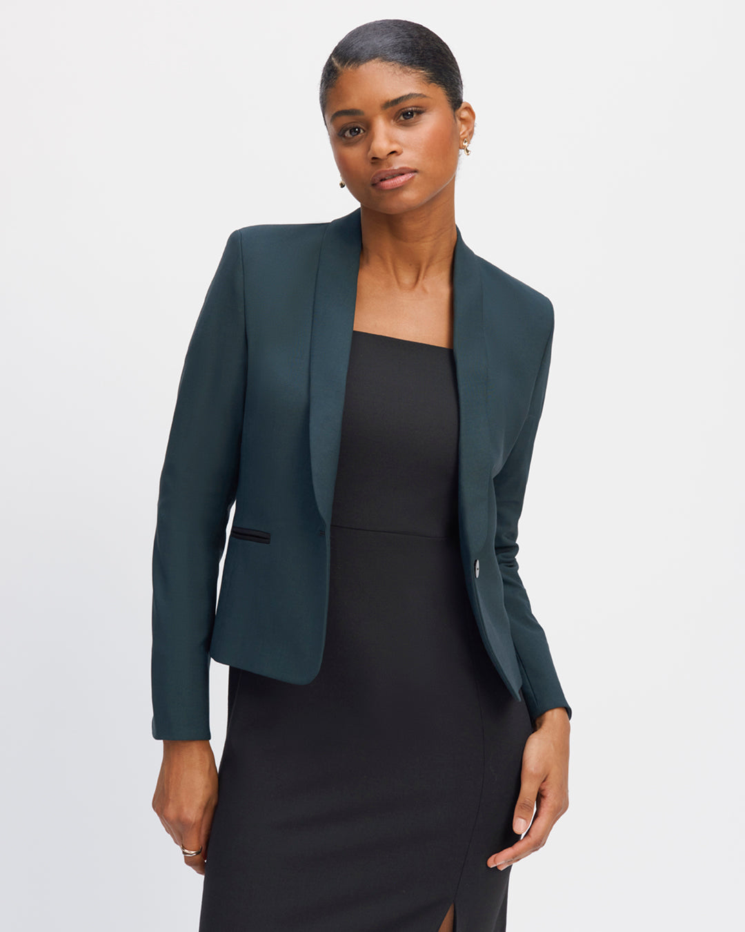 Veste-de-tailleur-verte-Coupe-spencer-Col-châle-Veste-courte-Deux-poches-passepoilées-Une-doublure-beige-lumineuse-Deux-grandes-poches-intérieures-Bouton-noir-17H10-tailleurs-pour-femme-paris-