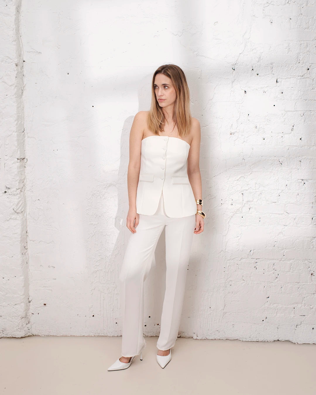 Tenue mariage civil femme avec bustier blanc et pantalon blanc droit, style tailleur élégant.