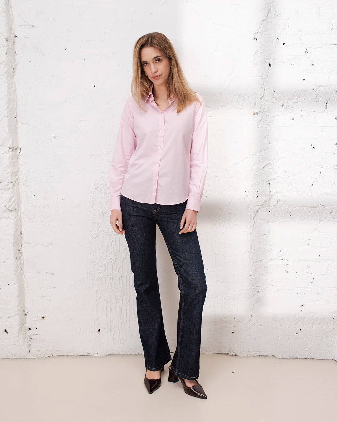 Chemise rose femme élégante, parfaite pour une tenue de travail chic et intemporelle.