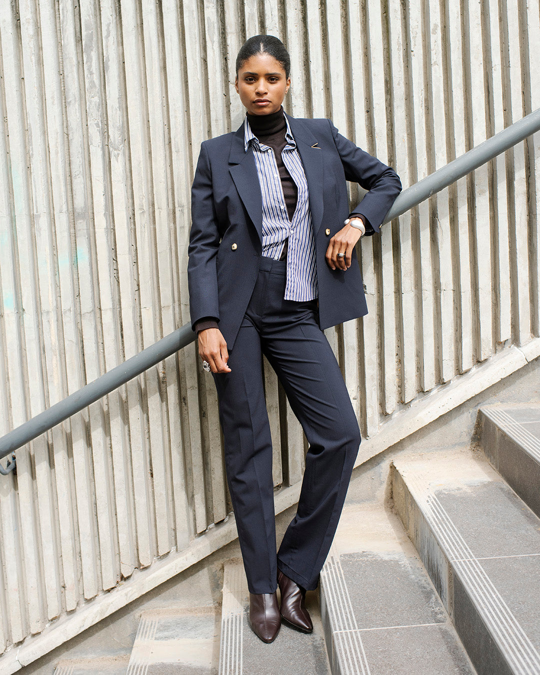 ensemble-tailleur-femme-bleu-marine-chic-pantalon-droit-veste-cintree-travail