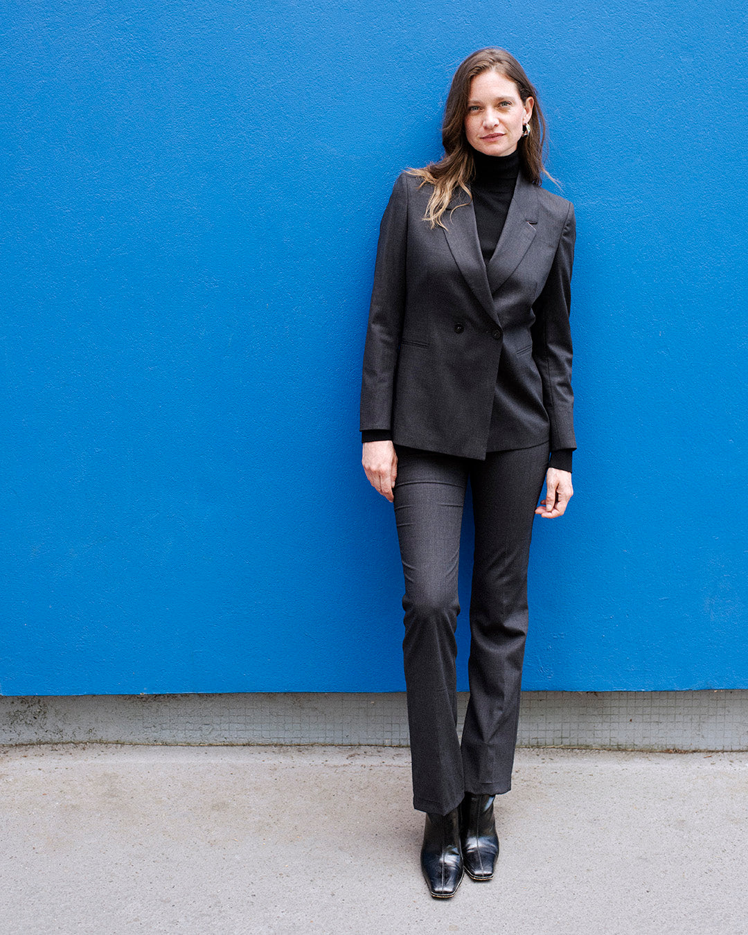 tailleur-femme-gris-veste-ceinturee-pantalon-flare-tenue-elegante-10