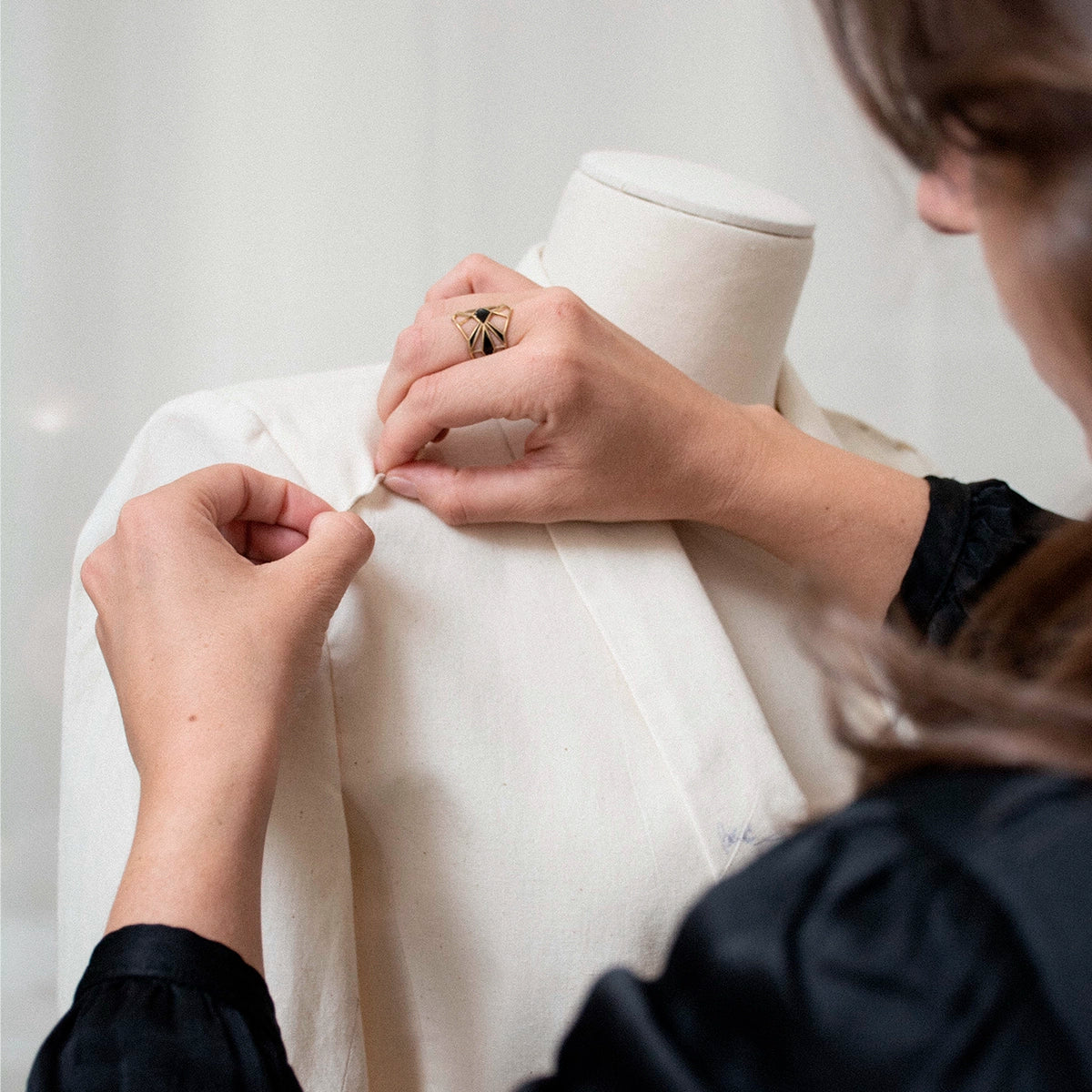 Création de tailleur femme sur mesure – un vêtement unique et élégant 
