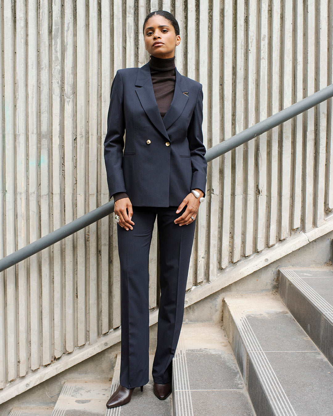 ensemble-tailleur-femme-bleu-marine-chic-pantalon-droit-veste-cintree-travail
