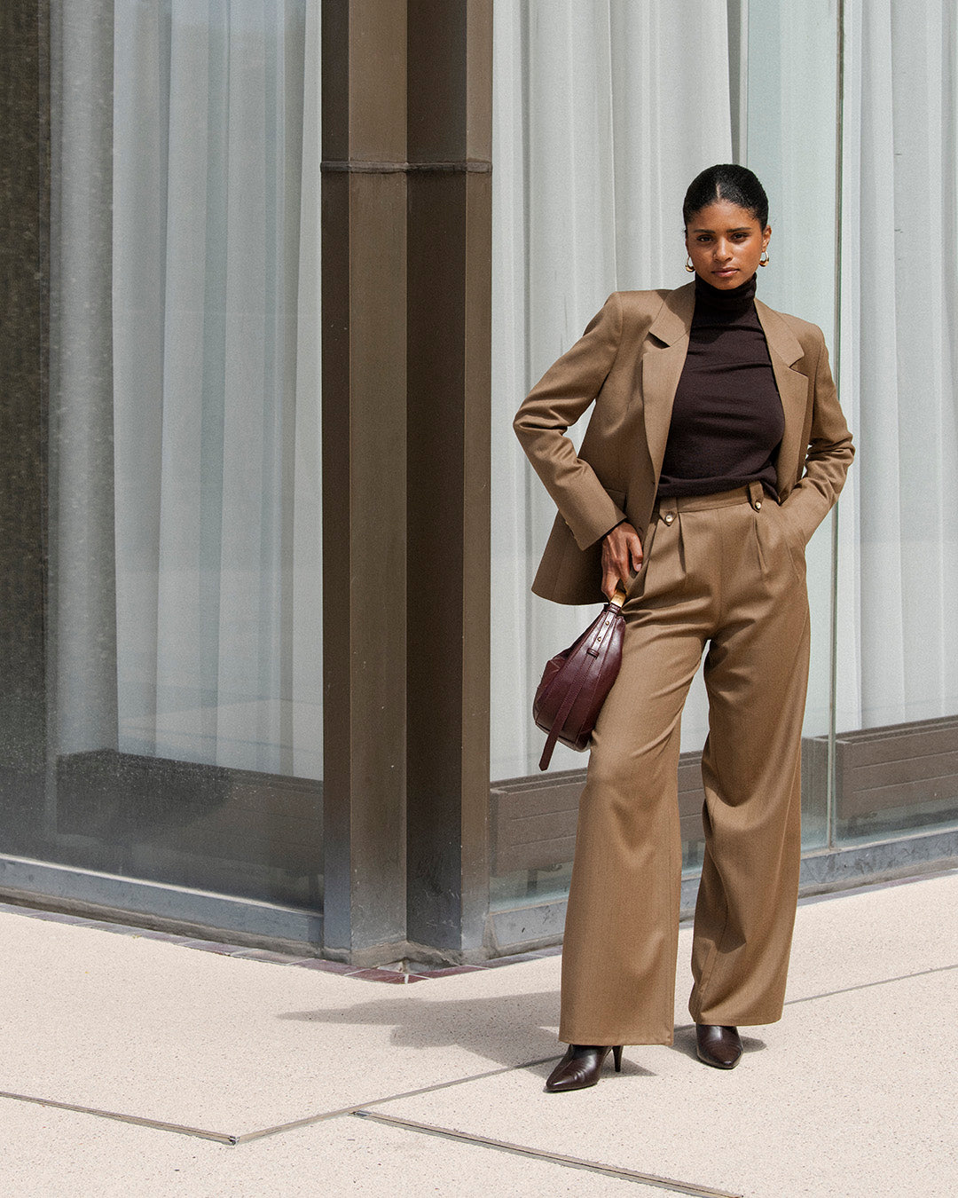 ensemble-tailleur-camel-raye-femme-chic-veste-blazer-pantalon-large