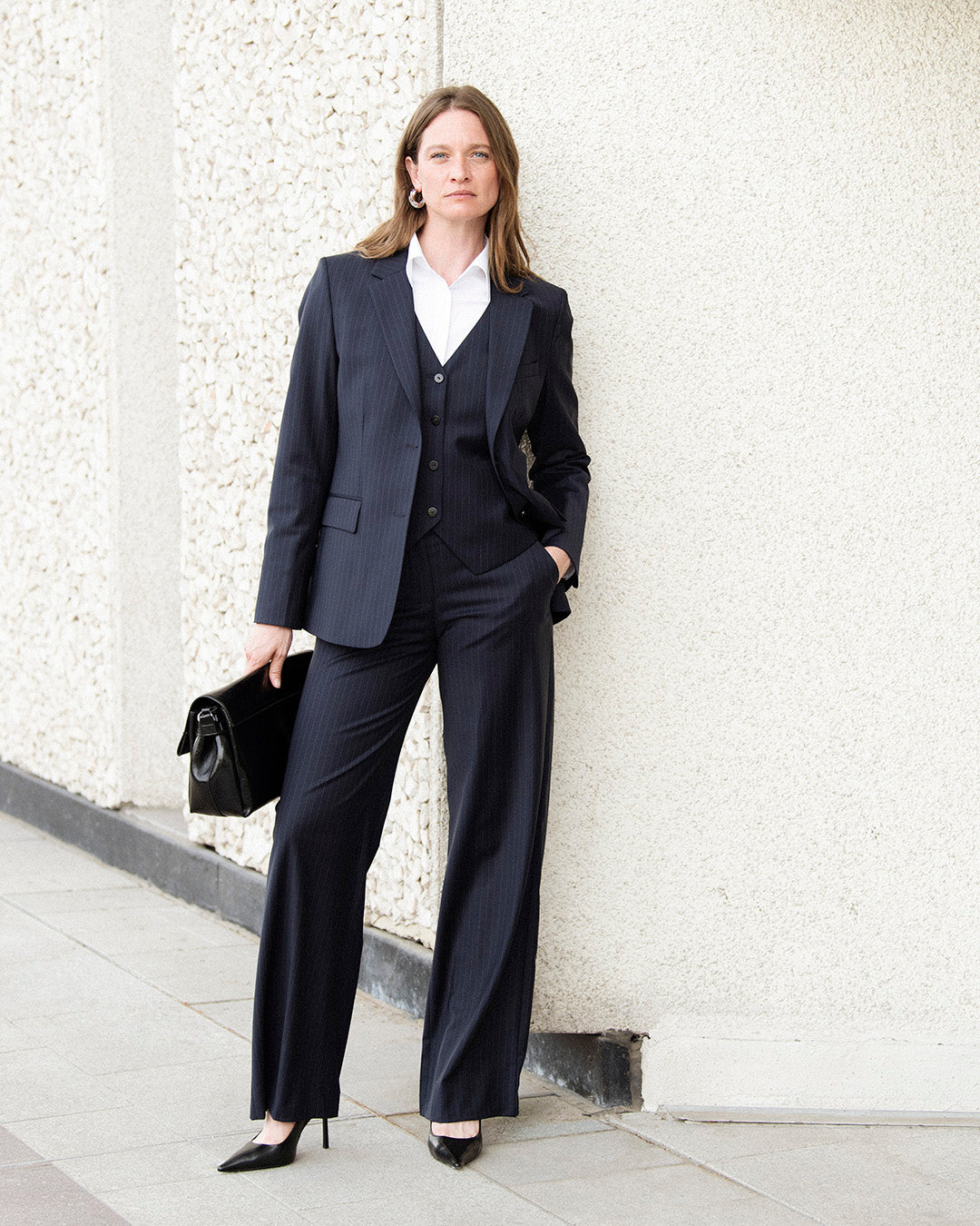 ensemble-costume-trois-pieces-femme-elegant-rayures-tennis-bleu-look-professionnel