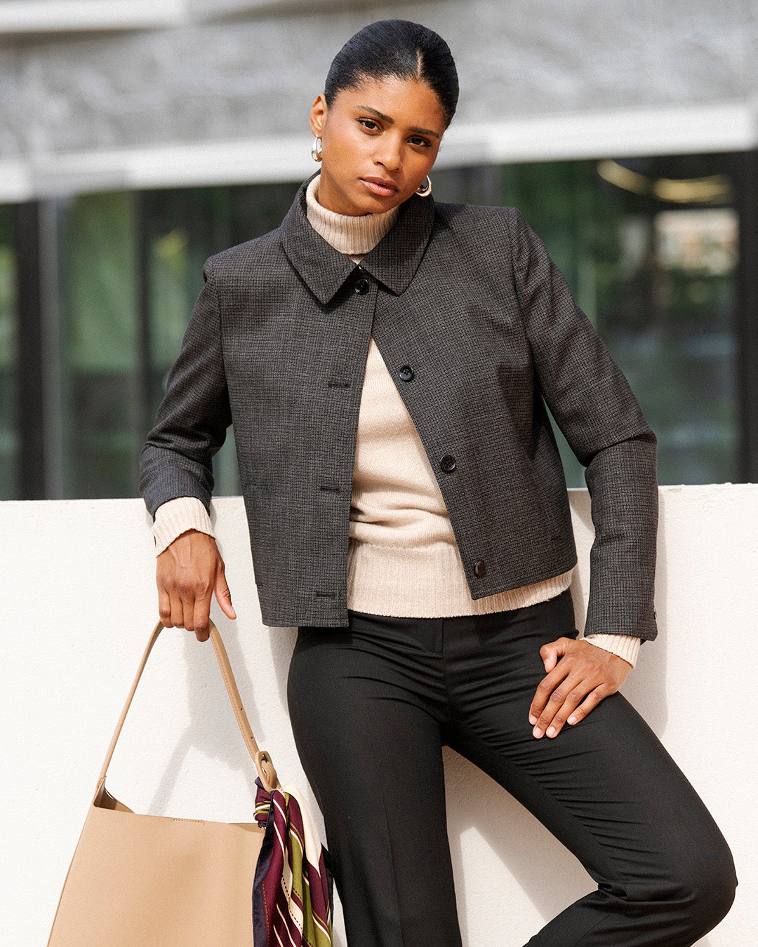 ensemble-tailleur-femme-gris-chine-pantalon-noir-droit-veste-blouson-travail