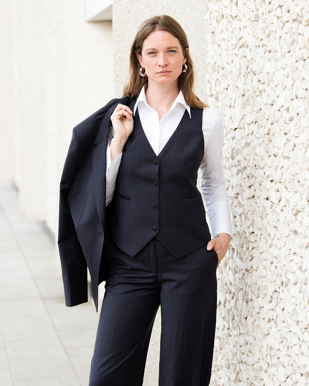 ensemble-costume-trois-pieces-femme-elegant-rayures-tennis-bleu-look-professionnel