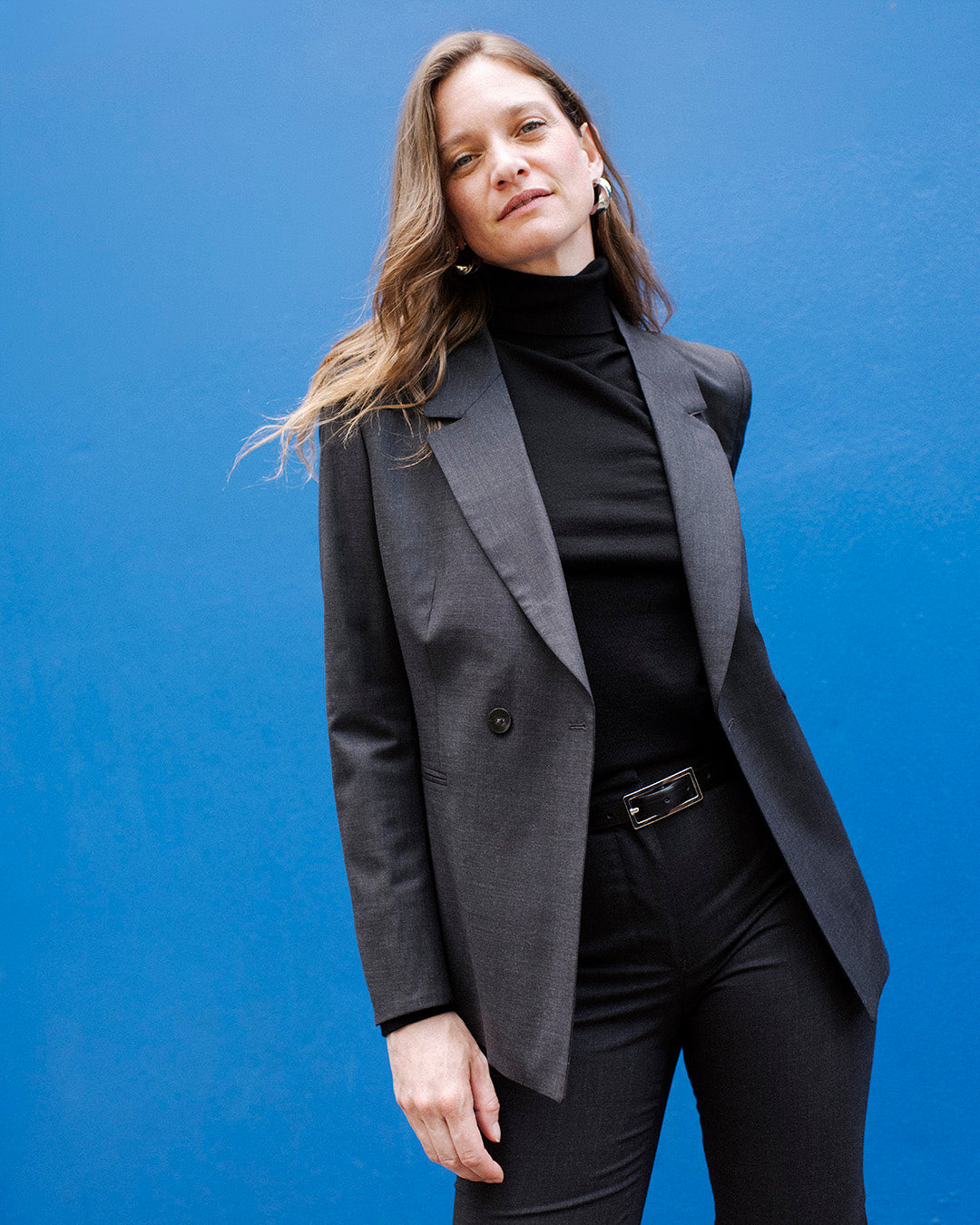 tailleur-femme-gris-veste-ceinturee-pantalon-flare-tenue-elegante-10